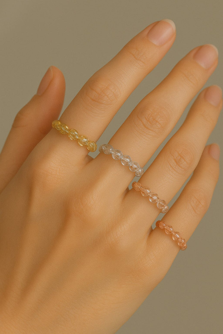 anillos de cuentas puestos