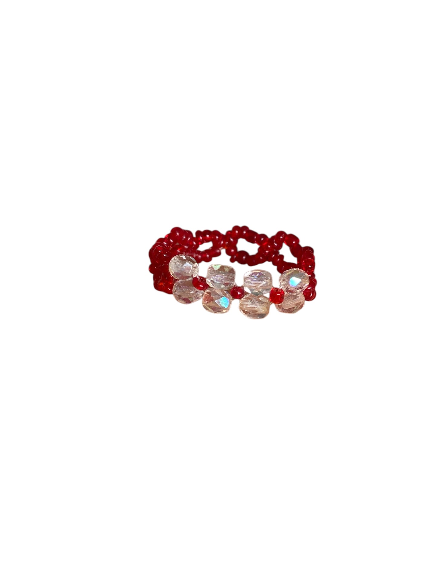Anillo Rojo con Cuentas de Cristal de cerca
