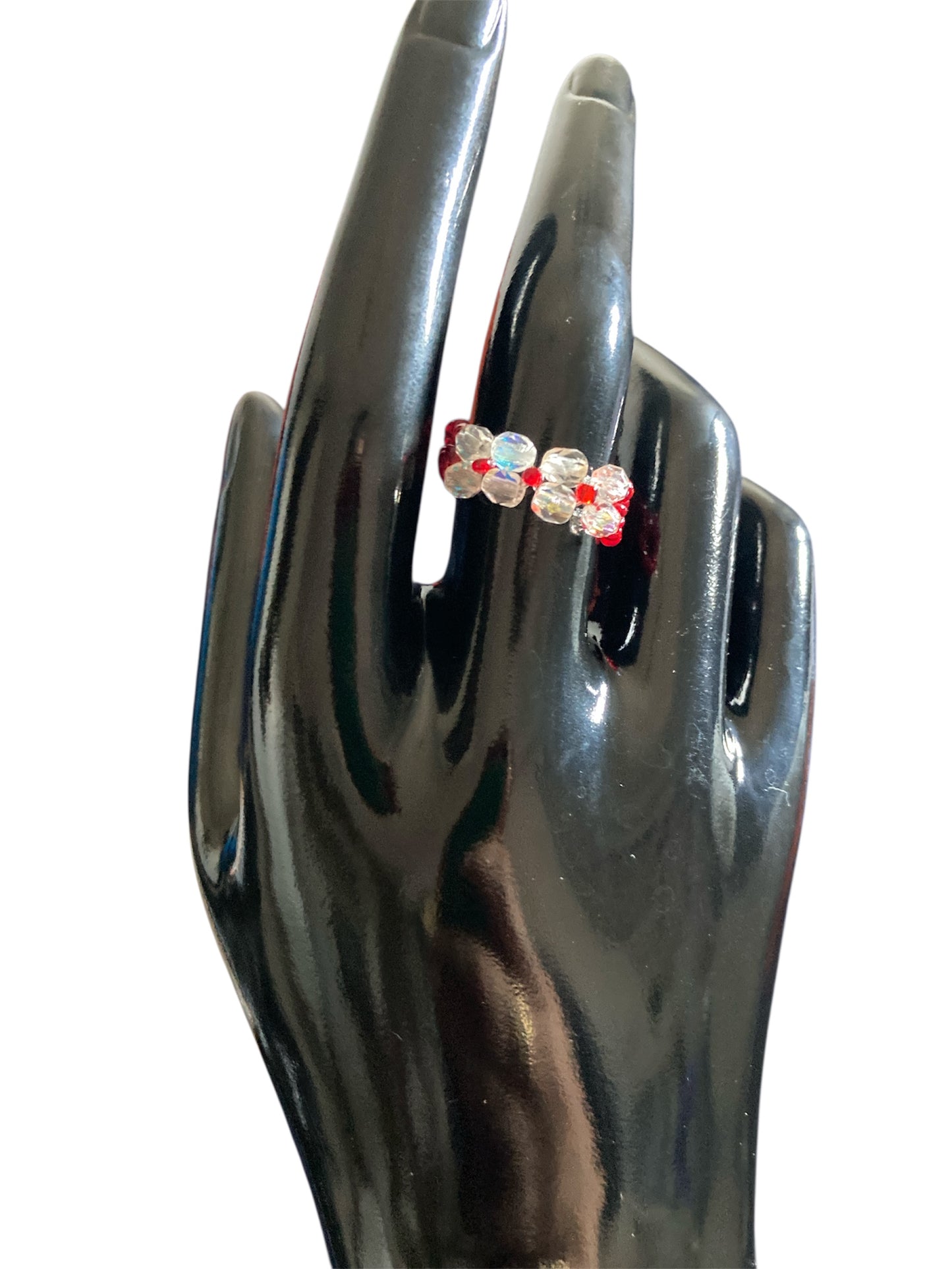 Anillo Rojo con Cuentas de Cristal en maniquí