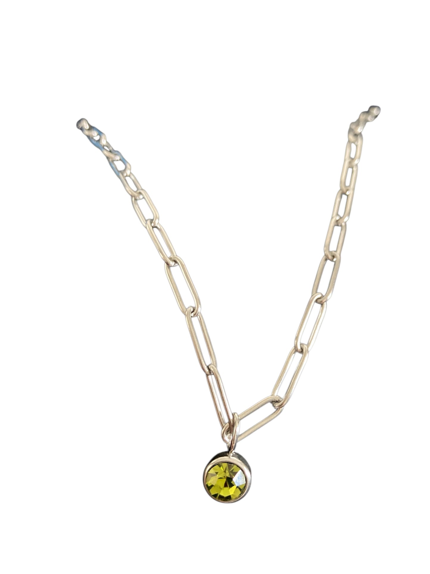 Collar de eslabon de verde cerca