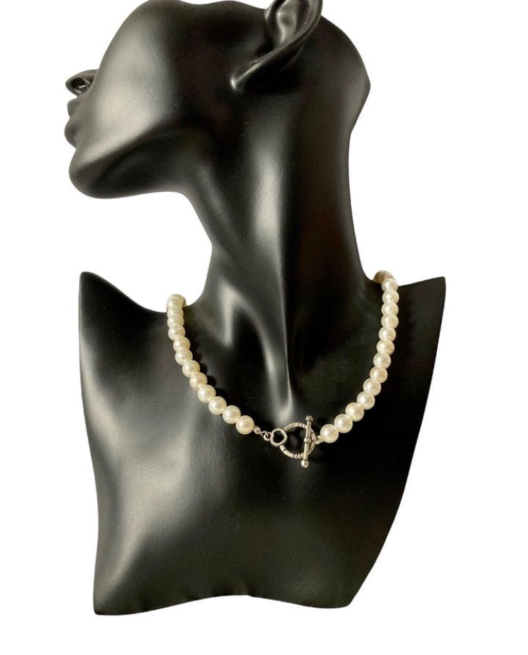 Collar estilo Marilyn Monroe con perlas sintéticas y cierre OT de acero inoxidable EXPUESTO EN MANIQUÍ