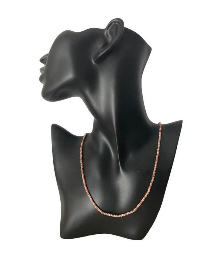 Collar de rodonita de Salem Bisutería con piedras naturales rosadas y cierre de acero inoxidable EXPUESTO EN MANIQUÍ