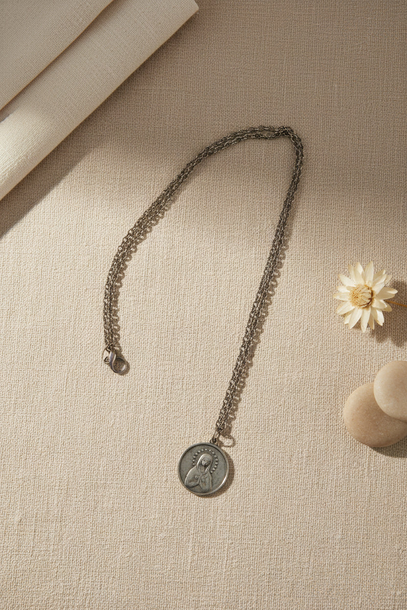 Collar semilargo de acero inoxidable con cadena de eslabones semigrandes y colgante de la Virgen Patrona