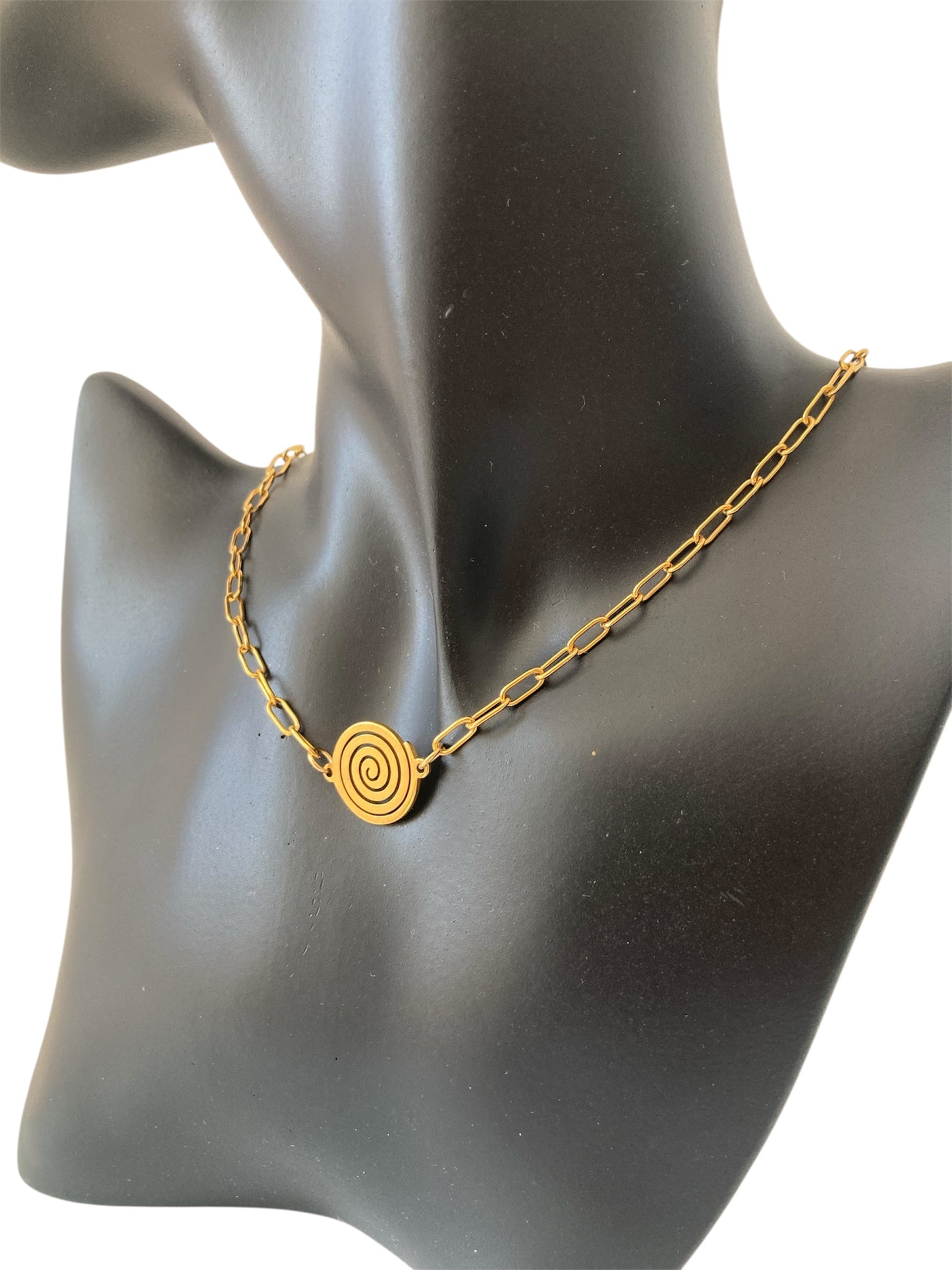 Collar Espiral de Cadena Dorado de Acero Inoxidable con Cierre OT en maniquí cerca