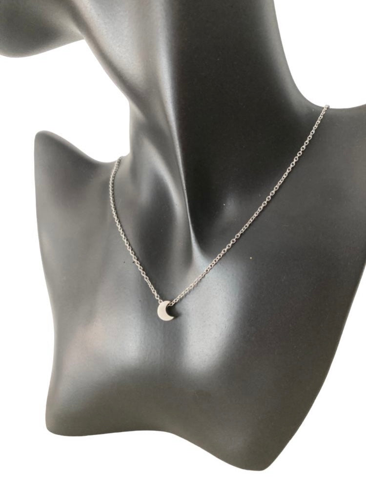 Collar de acero inoxidable con colgante de luna sonriente en cadena fina o de serpiente –EN MANIQUI CERCA