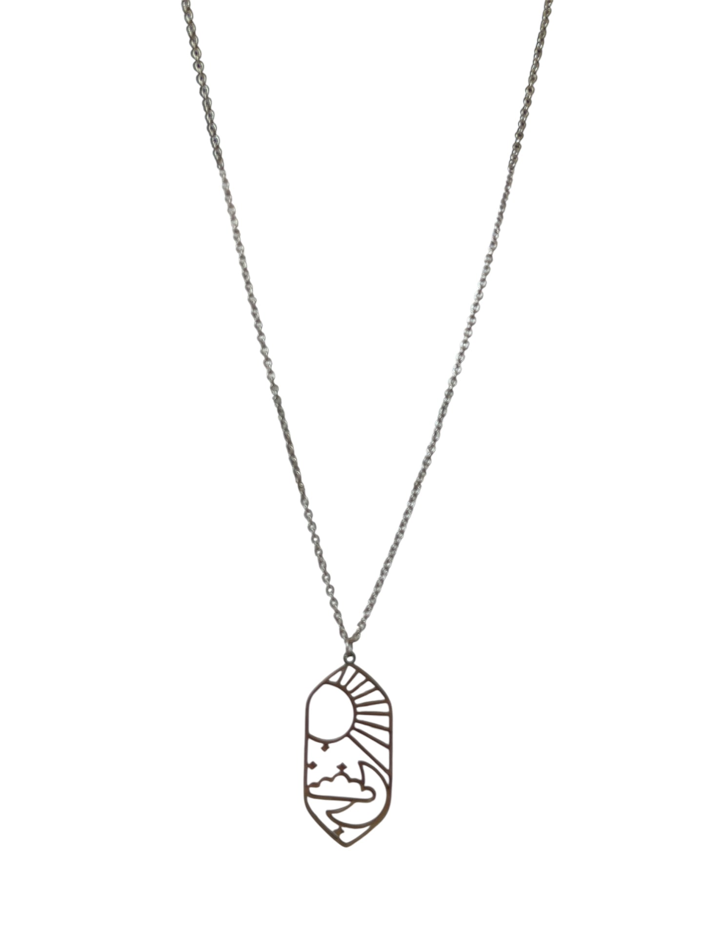 Collar Largo Minimalista en Acero Inoxidable cerca diseño 1