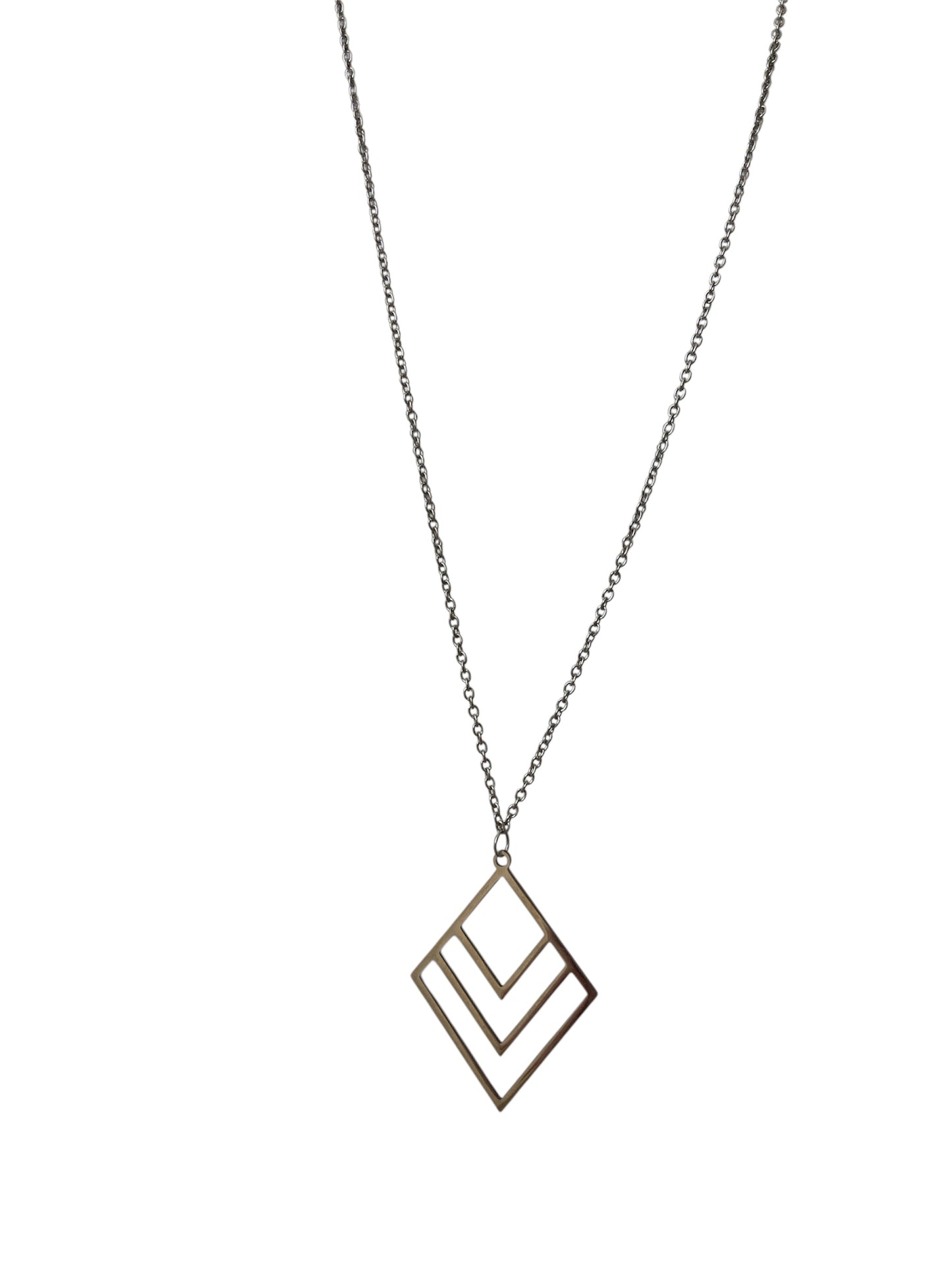 Collar Largo Minimalista en Acero Inoxidable cerca diseño 3