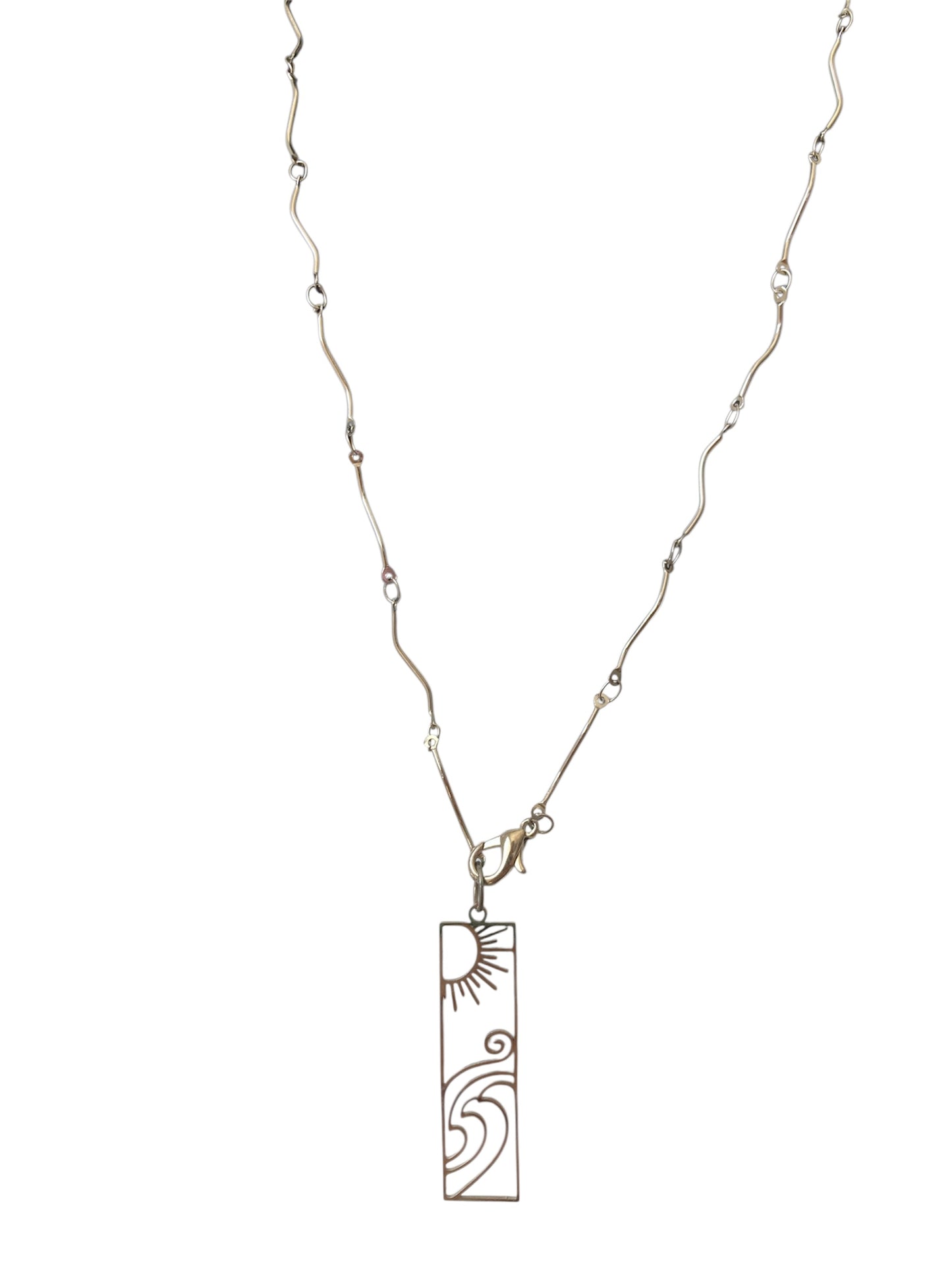 Collar Largo Minimalista en Acero Inoxidable cerca diseño 4