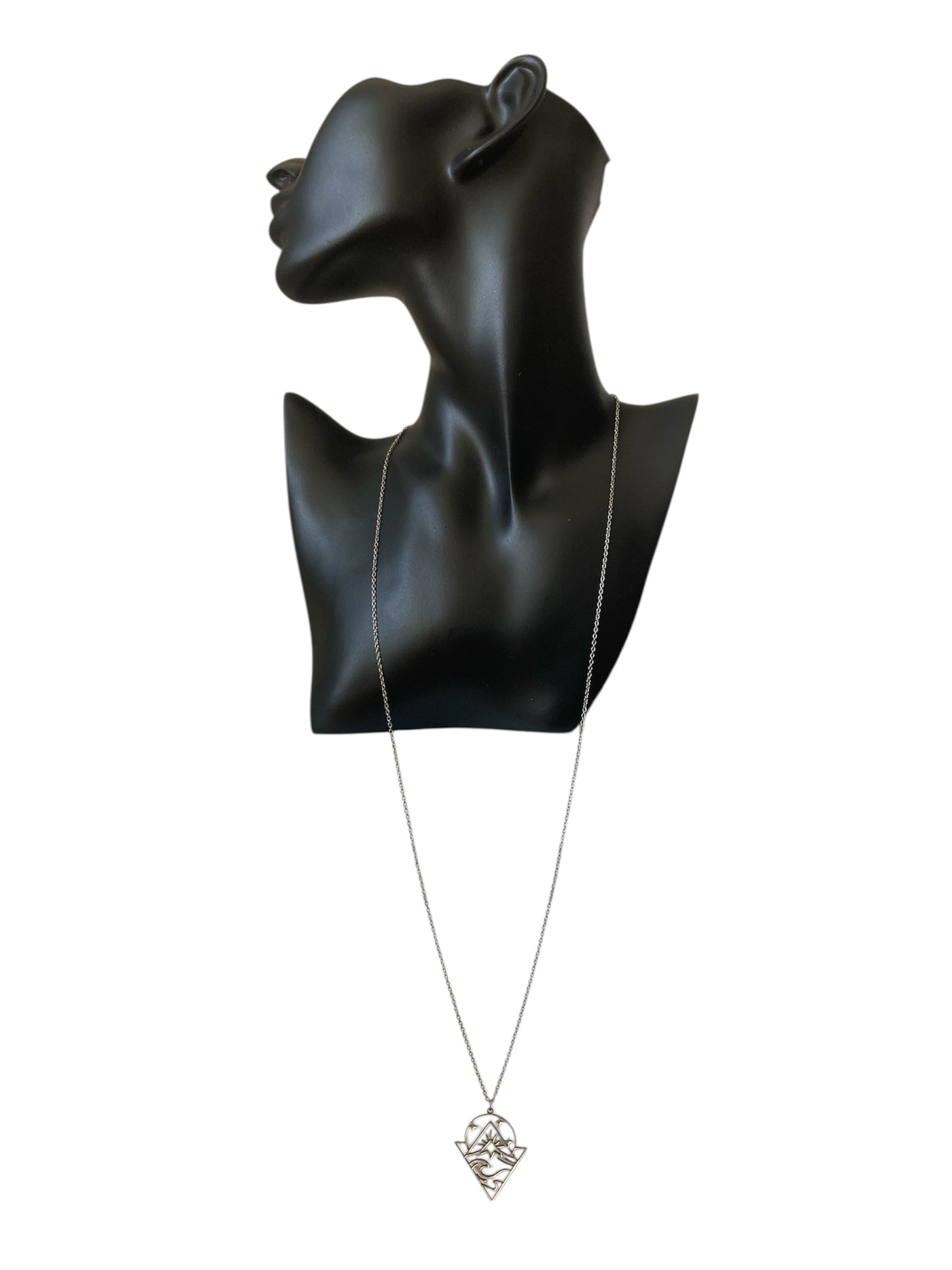Collar Largo Minimalista en Acero Inoxidable en maniquí diseño 2