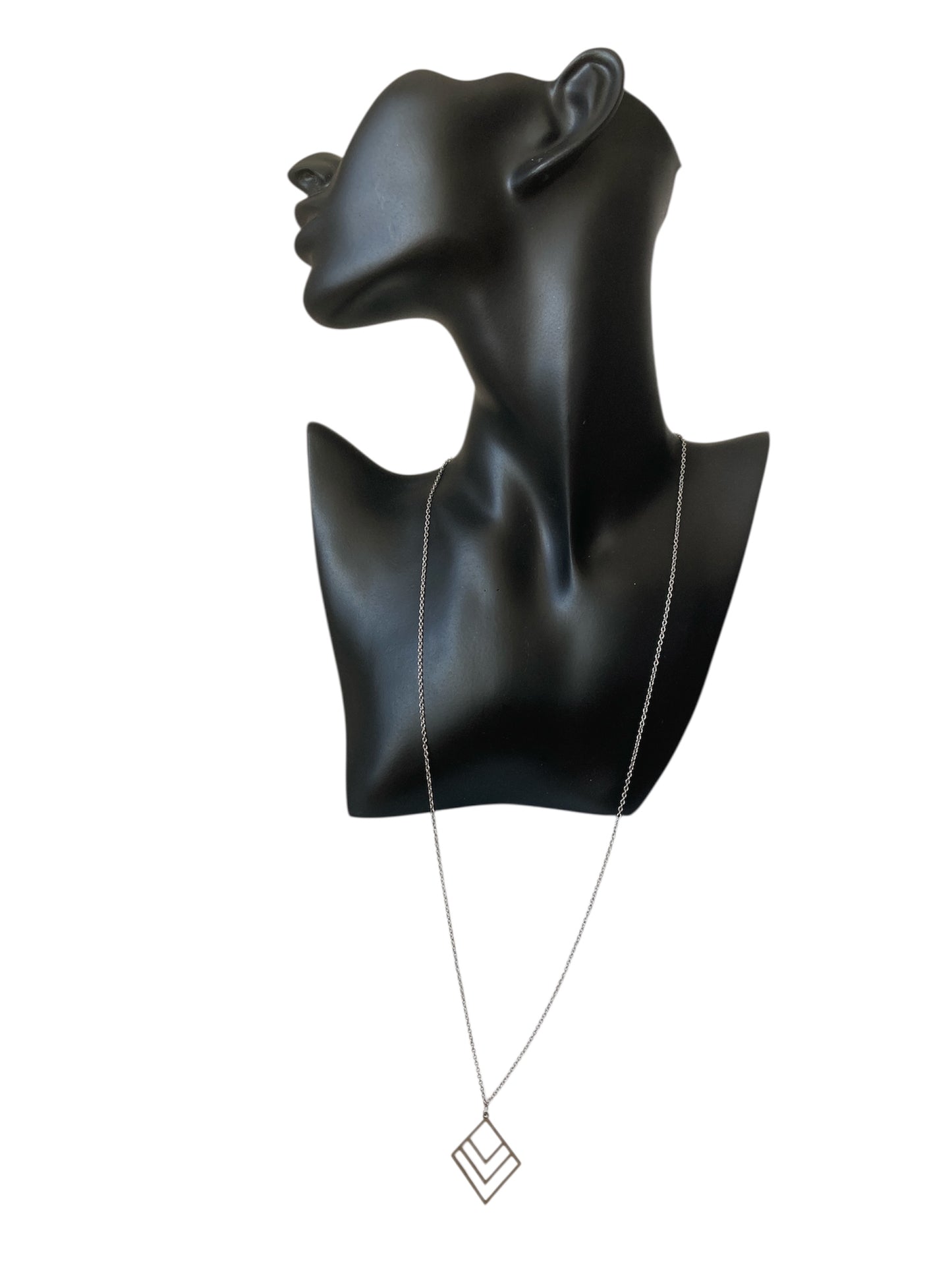 Collar Largo Minimalista en Acero Inoxidable en maniquí diseño 3