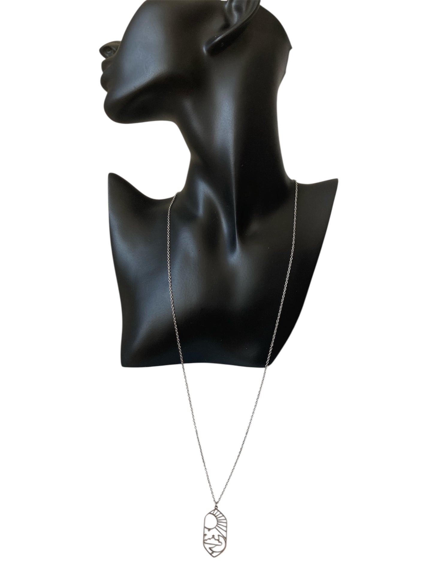 Collar Largo Minimalista en Acero Inoxidable en maniqui diseño 1