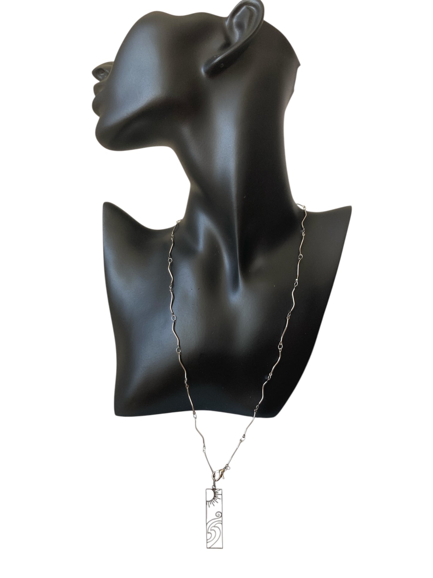 Collar Largo Minimalista en Acero Inoxidable en maniqui diseño 4