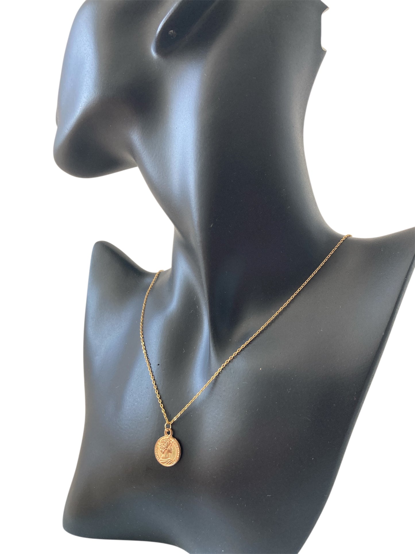 Collar Medalla Romana de Acero Inoxidable cerca