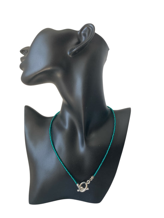 Collar Océane de Cristal Azul brillante en maniquí