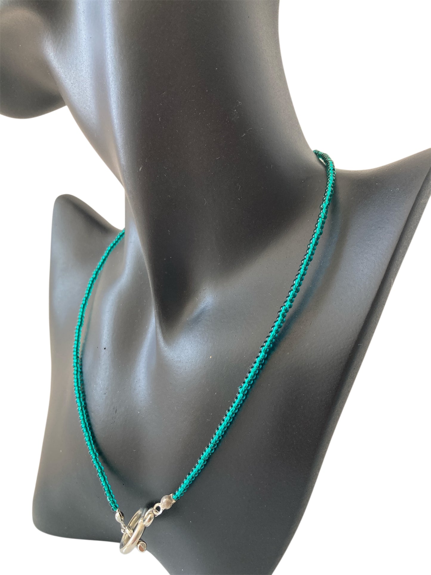 Collar Océane de Cristal Azul brillante en maniquí cerca