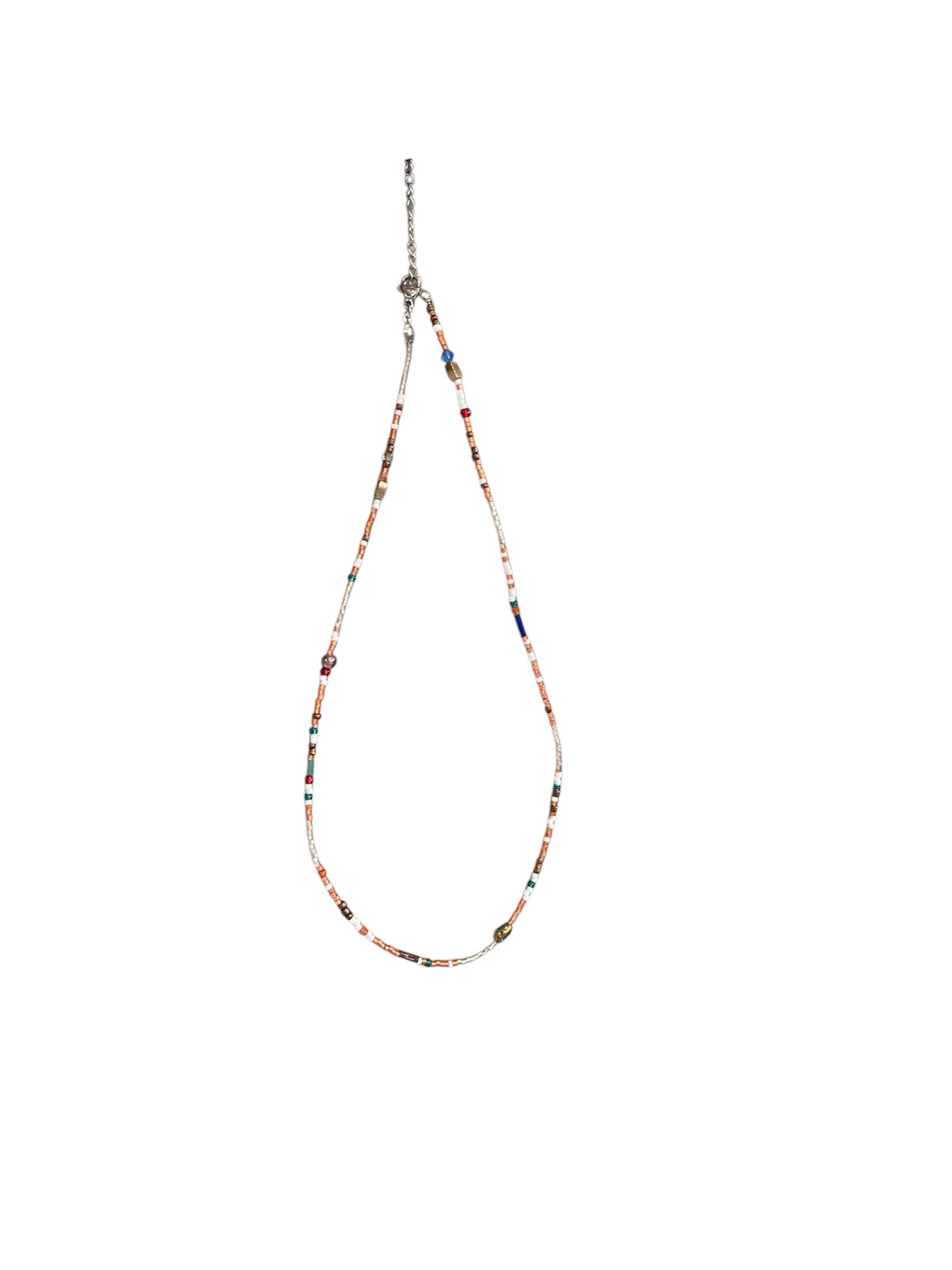 Collar artesanal con cuentas de cristal en tonos cálidos. Diseño boho chic, ideal para looks de primavera y verano. Hecho a mano por Salem Bisutería.