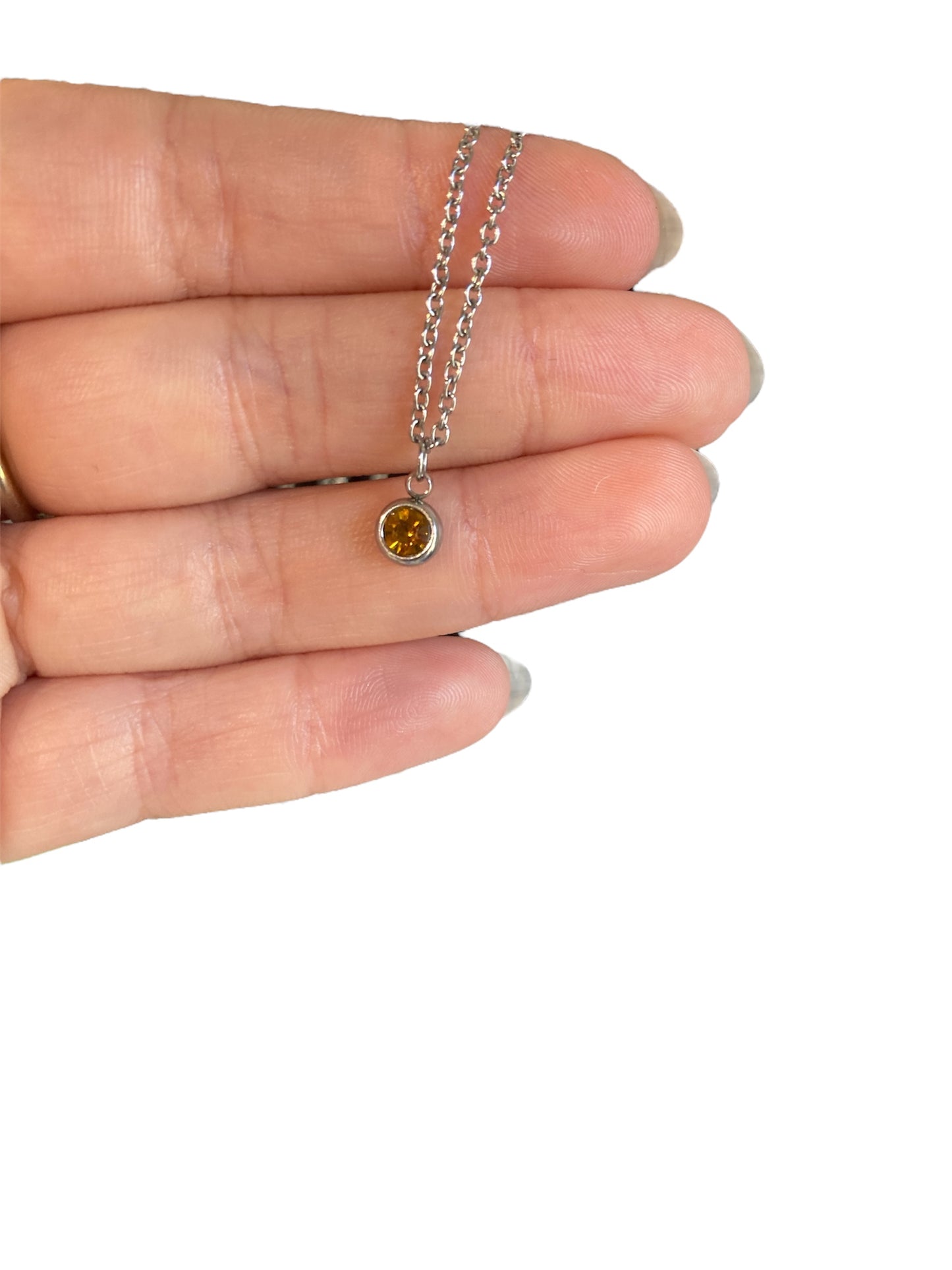 Collar con cadena FINA y colgantes de circonitas de colores – Salem Bisutería CERCA