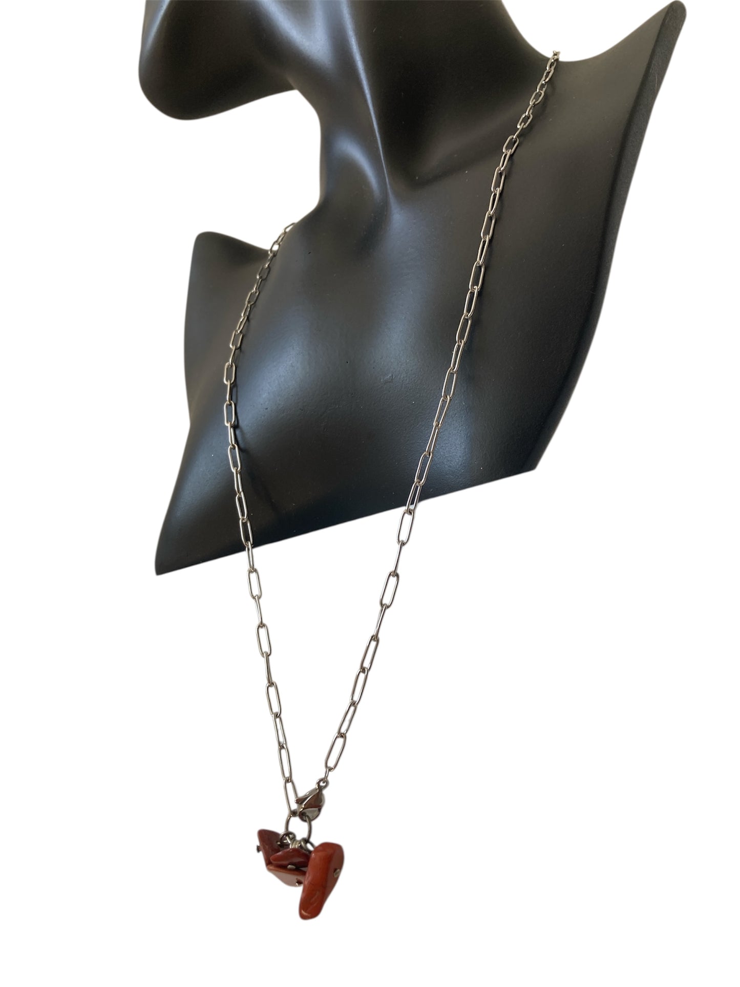 Collar de Jaspe con Cadena de Acero Inoxidable en maniquí cerca