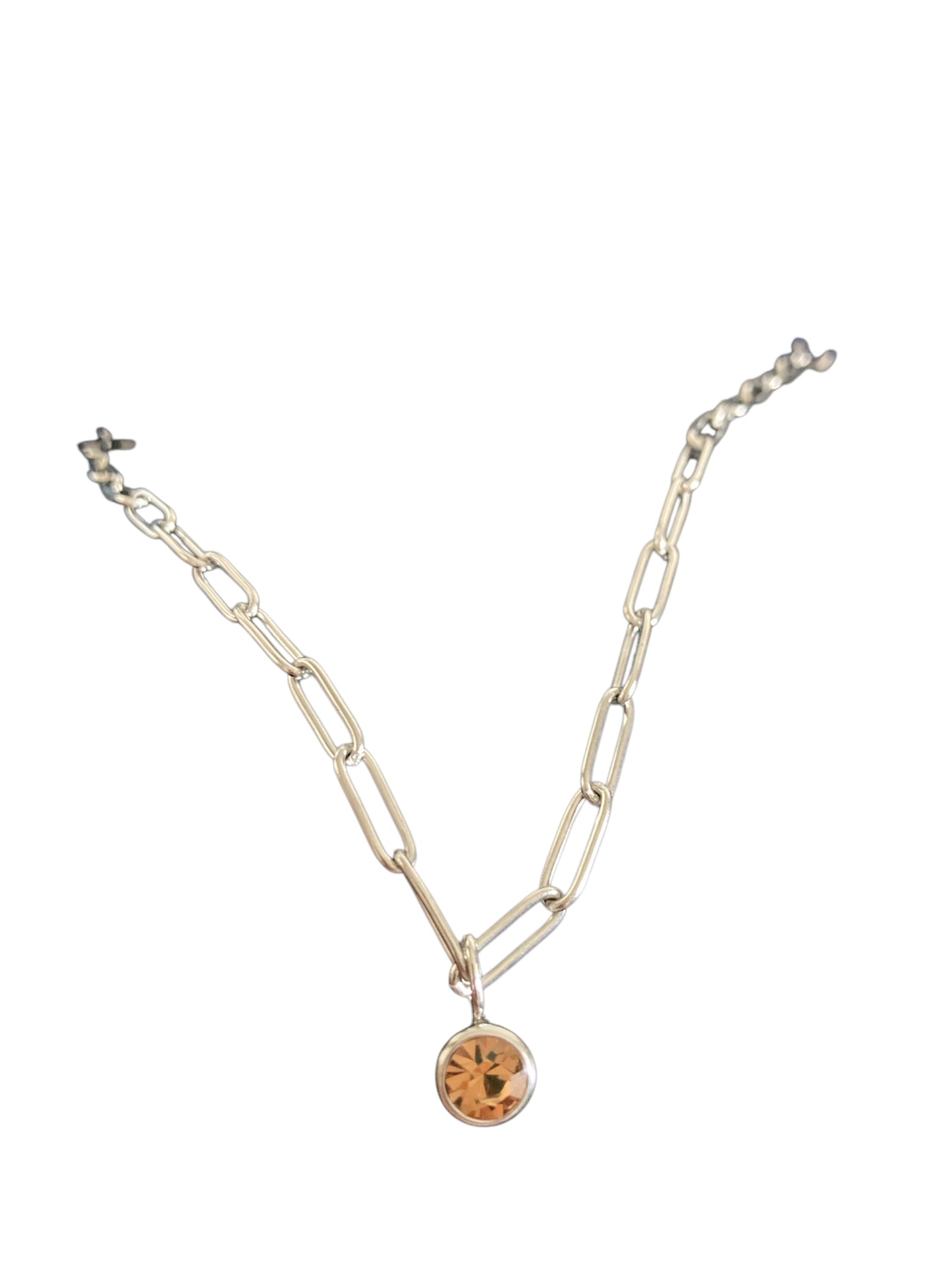 Collar de eslabon beige cerca