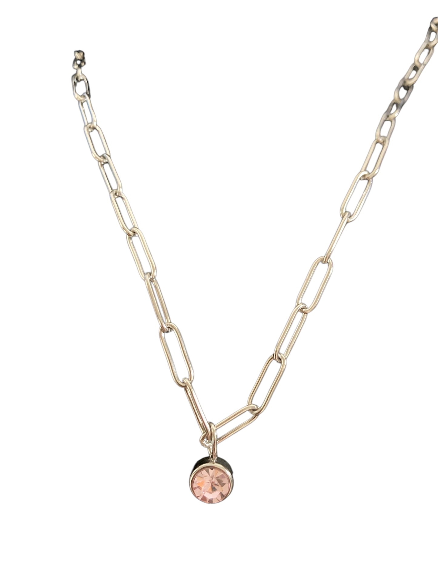 Collar de eslabon rosa cerca