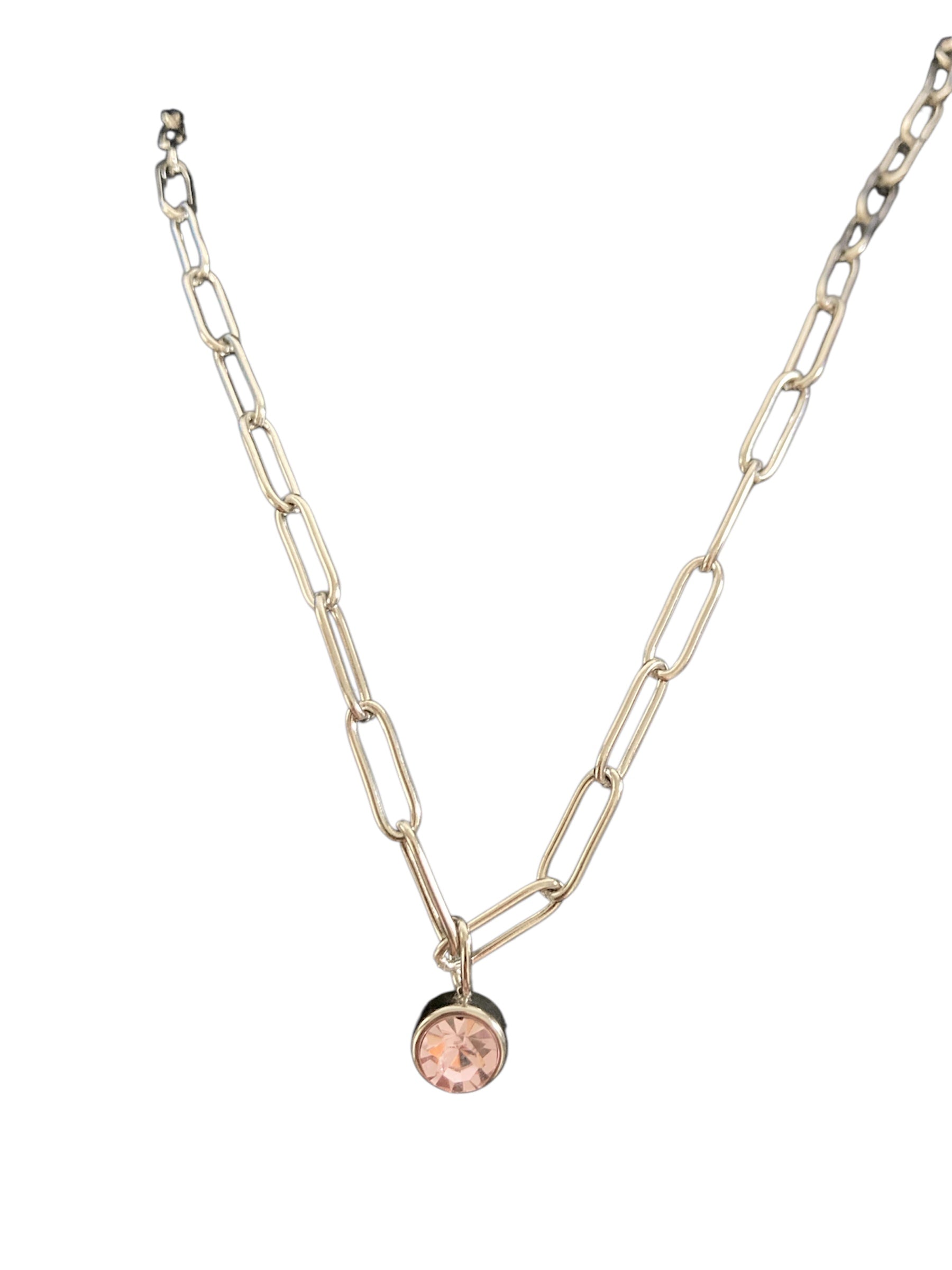 Collar de eslabon rosa cerca