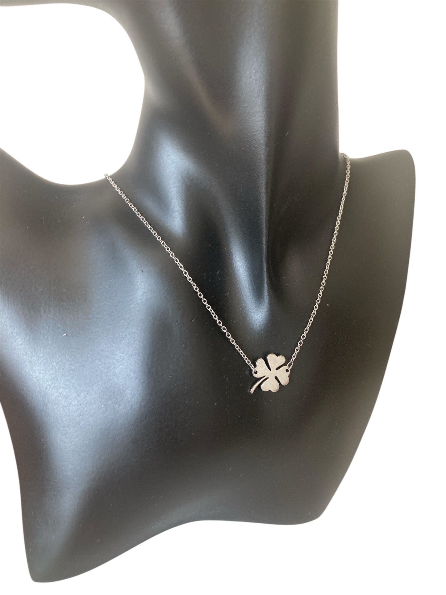 Collar de acero inoxidable con colgante de trébol de cuatro hojas – amuleto de la suerte puesto