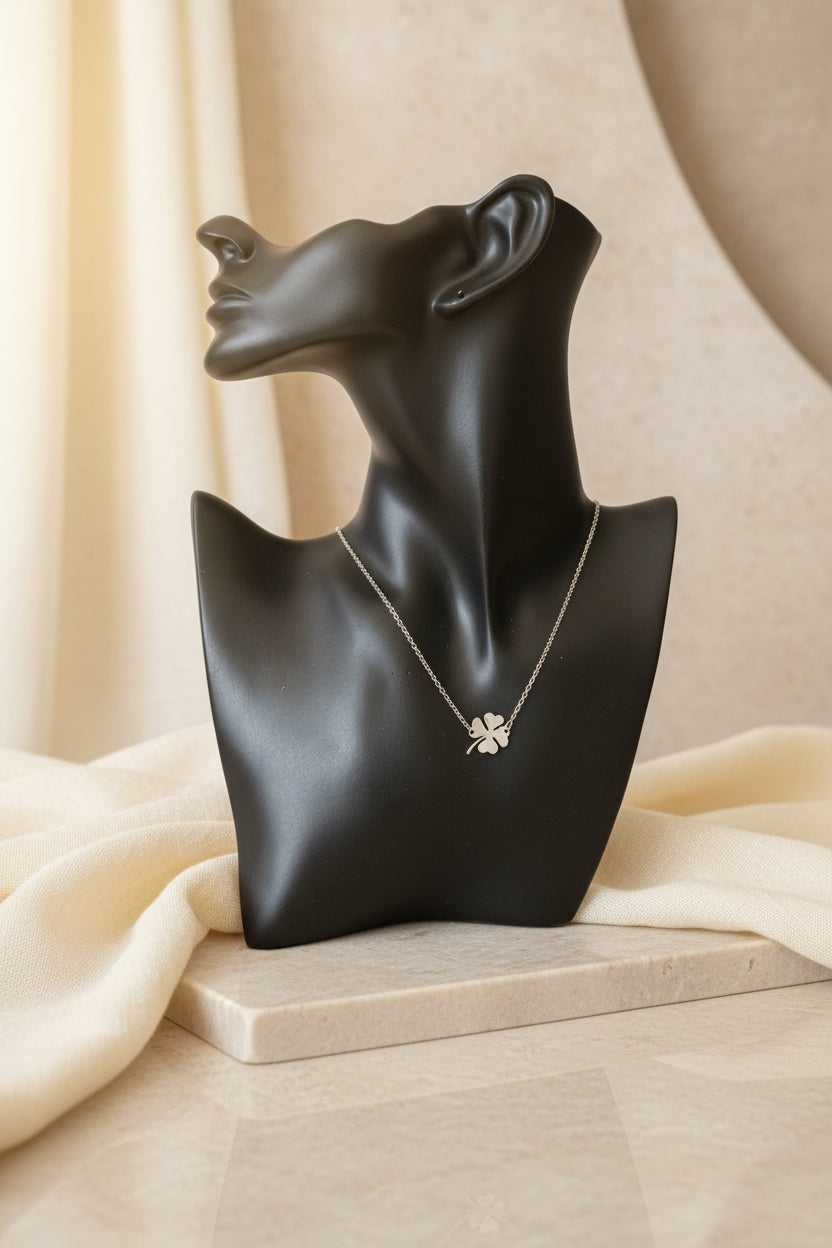 Collar de acero inoxidable con colgante de trébol de cuatro hojas – amuleto de la suerte puesto