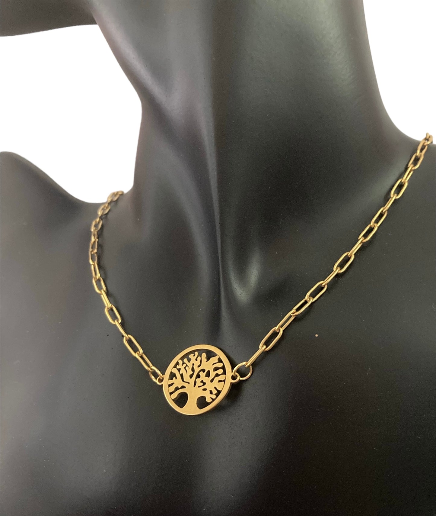 Collar dorado Árbol de la Vida de Salem Bisutería en maniquí cerca