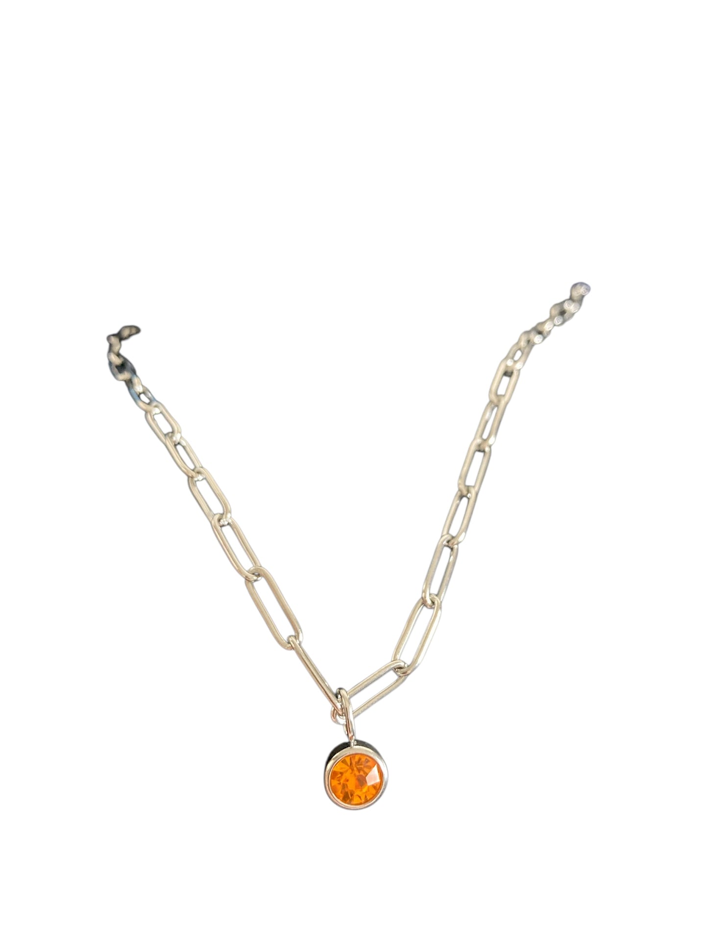 Collar eslabon naranja cerca
