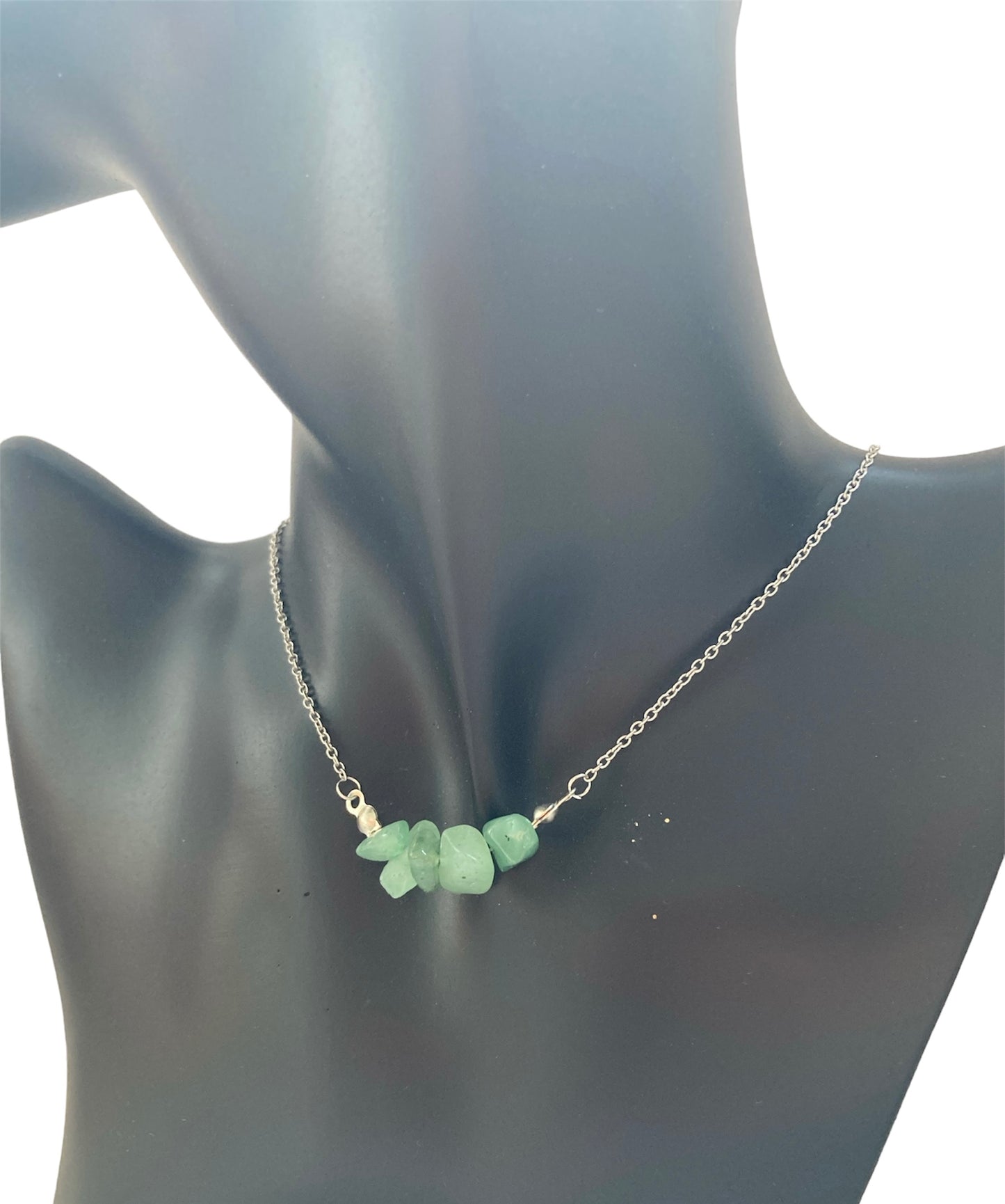 Collar Salem Bisutería con cadena fina de acero inoxidable y colgante de mineral jade