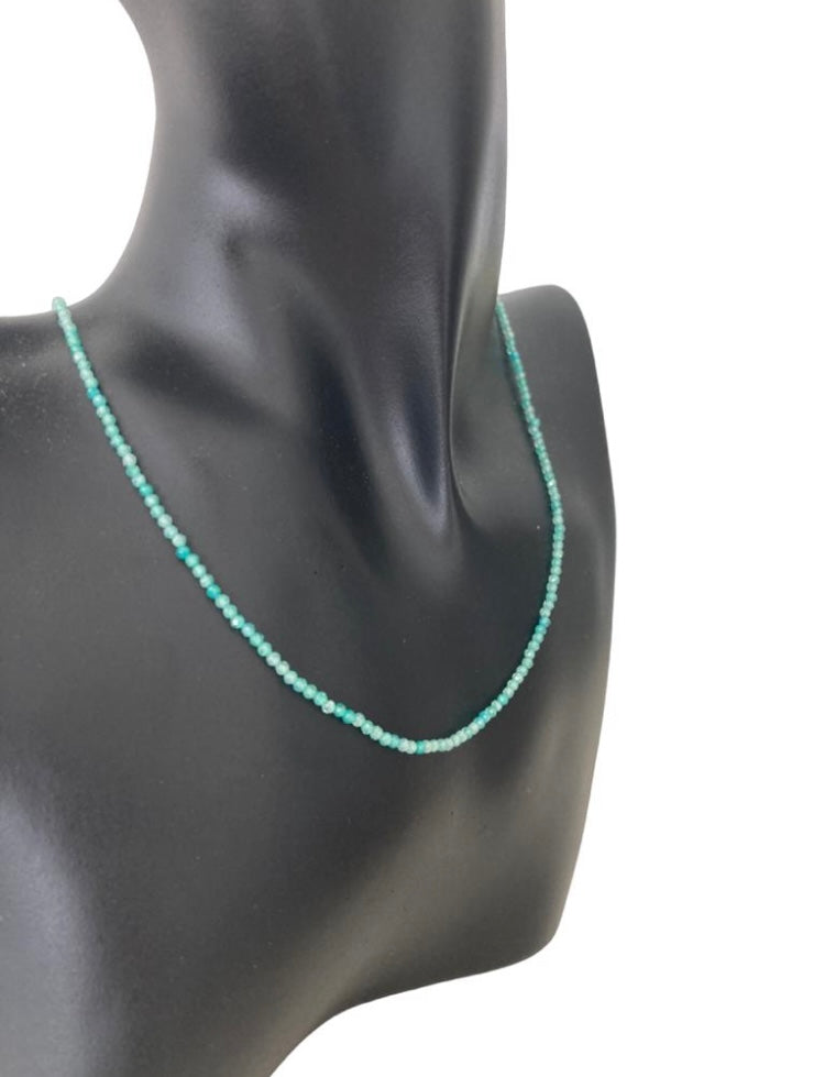 Collar natural de jade hecho a mano Salem Bisutería en maniquí cerca