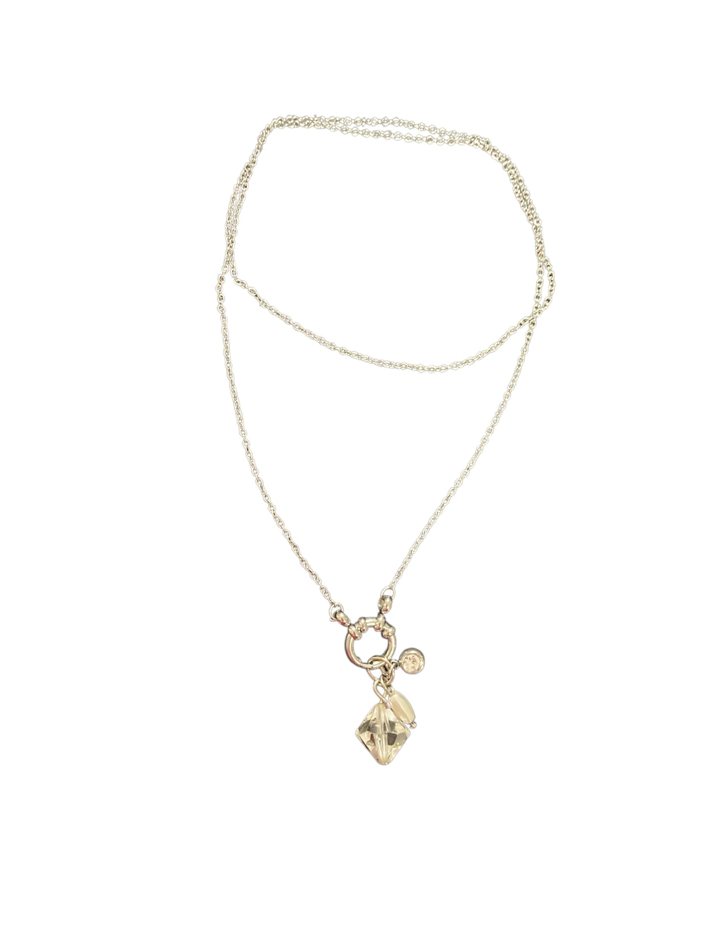 Collar semilargo con cadena fina y colgante de tupí de cristal transparente – Salem Bisutería DE ARRIBA