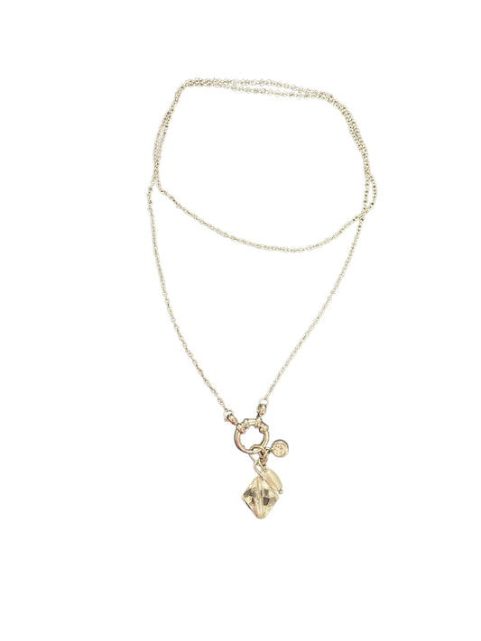 Collar semilargo con cadena fina y colgante de tupí de cristal transparente – Salem Bisutería DE ARRIBA