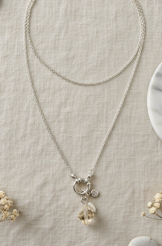 Collar semilargo con cadena fina y colgante de tupí de cristal transparente – Salem Bisutería DE ARRIBA