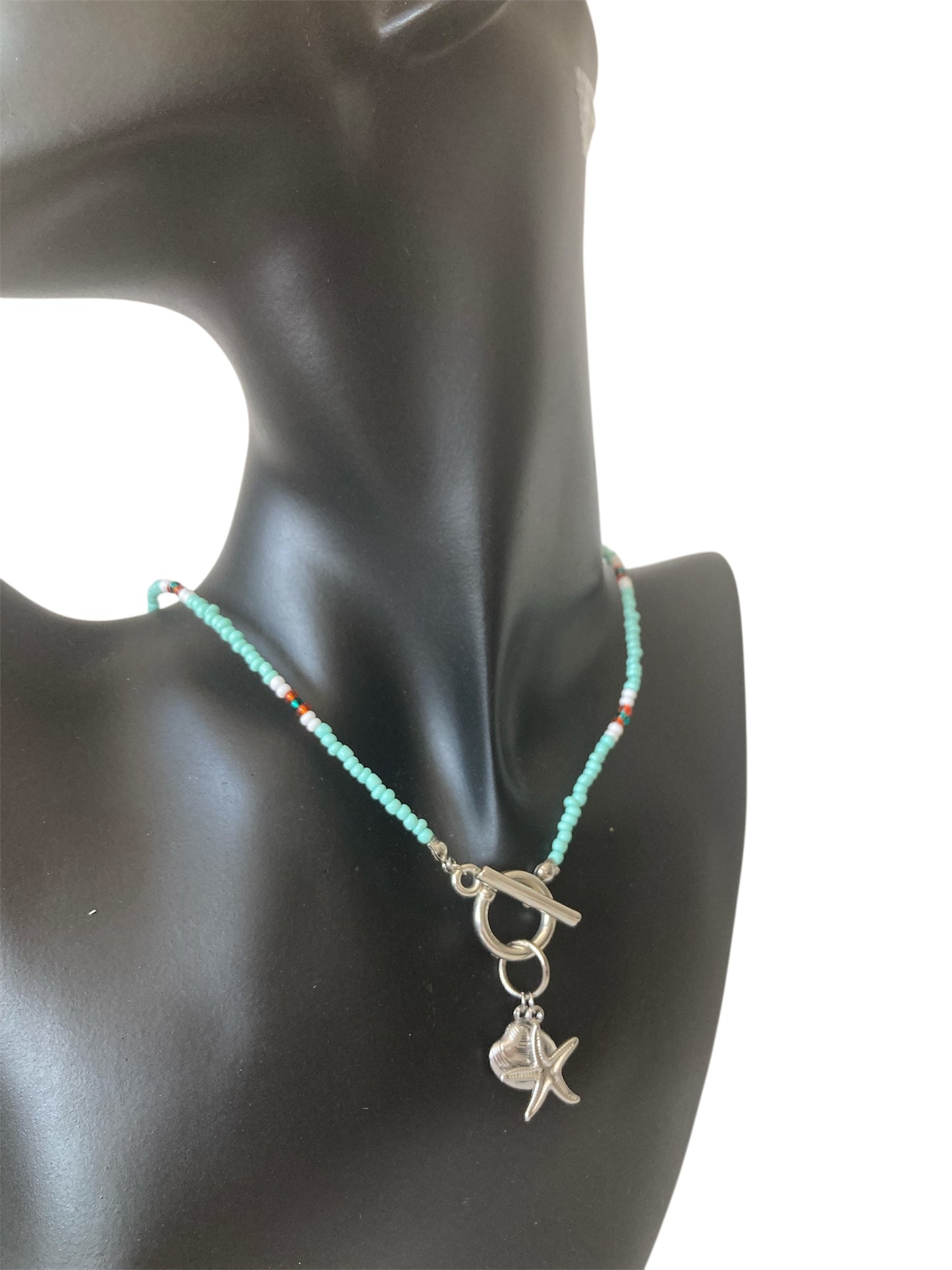 Collar veraniego con cuentas de cristal azul, naranja y blanco, colgantes de estrella de mar y concha, y cierre OT de acero inoxidable expuesto