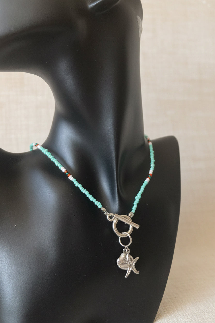 Collar veraniego con cuentas de cristal azul, naranja y blanco, colgantes de estrella de mar y concha, y cierre OT de acero inoxidable expuesto
