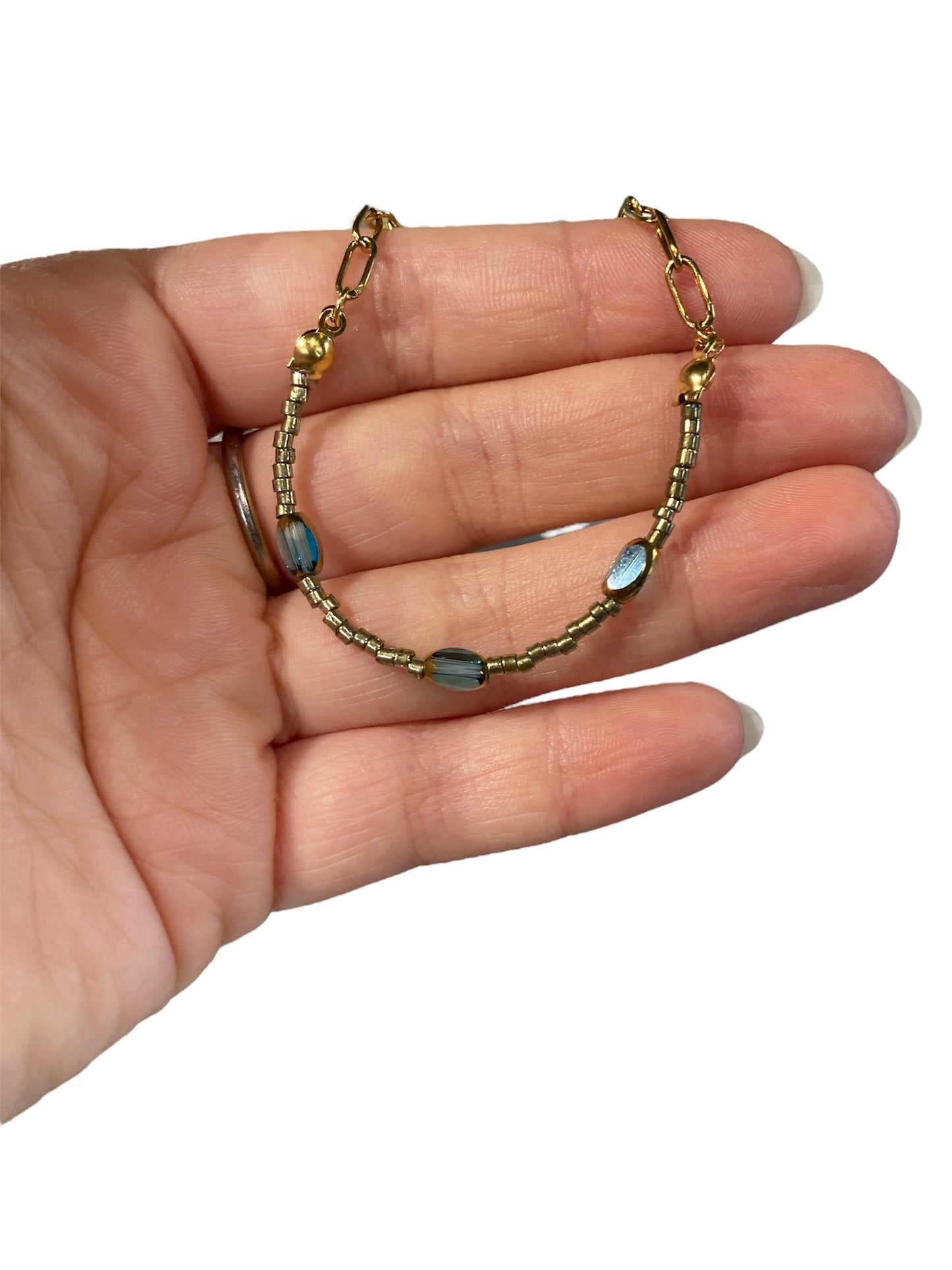 Collares Salem Bisutería con cuentas de cristal dorado cerca azul