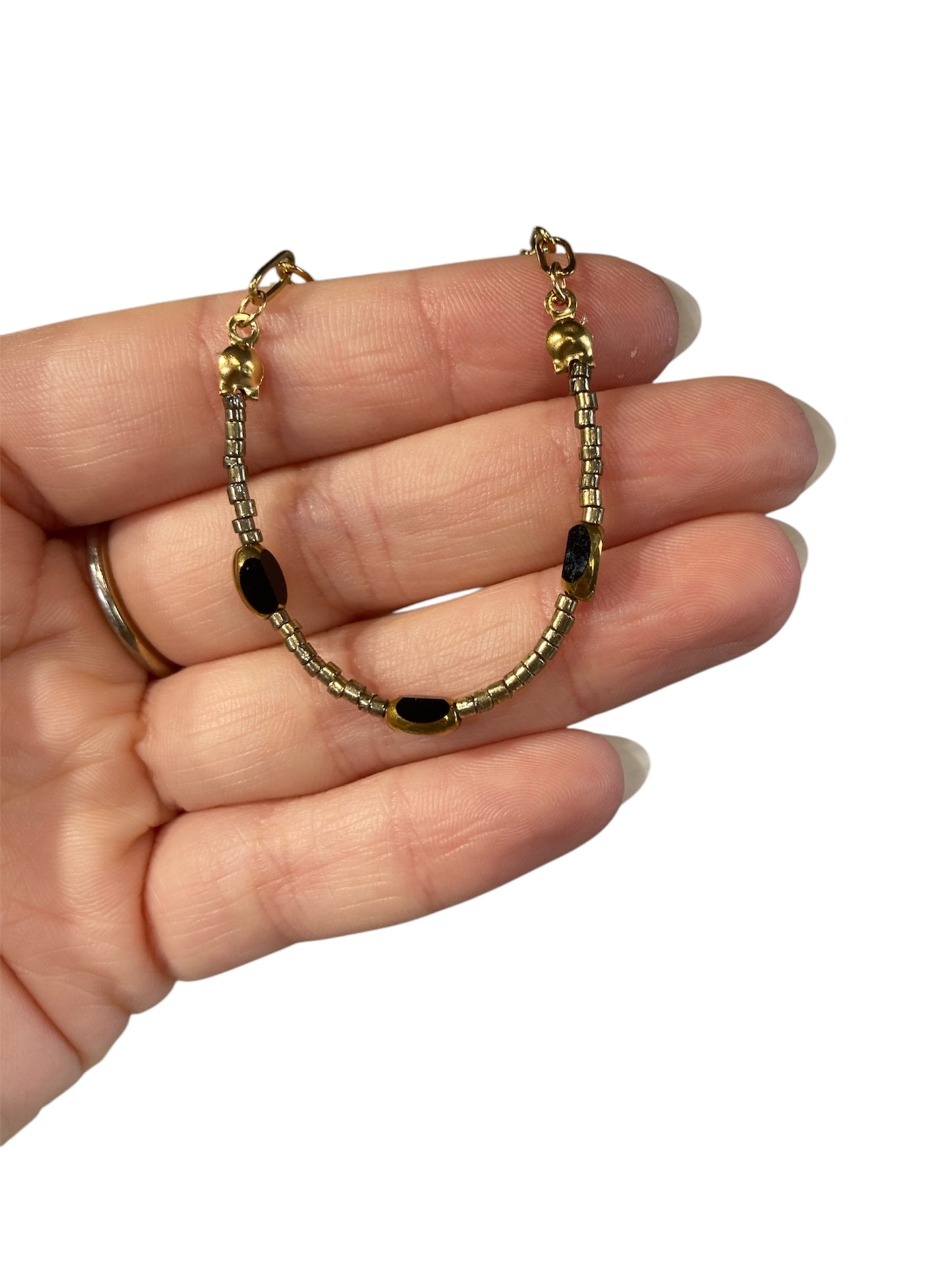 Collares Salem Bisutería con cuentas de cristal dorado cerca negro