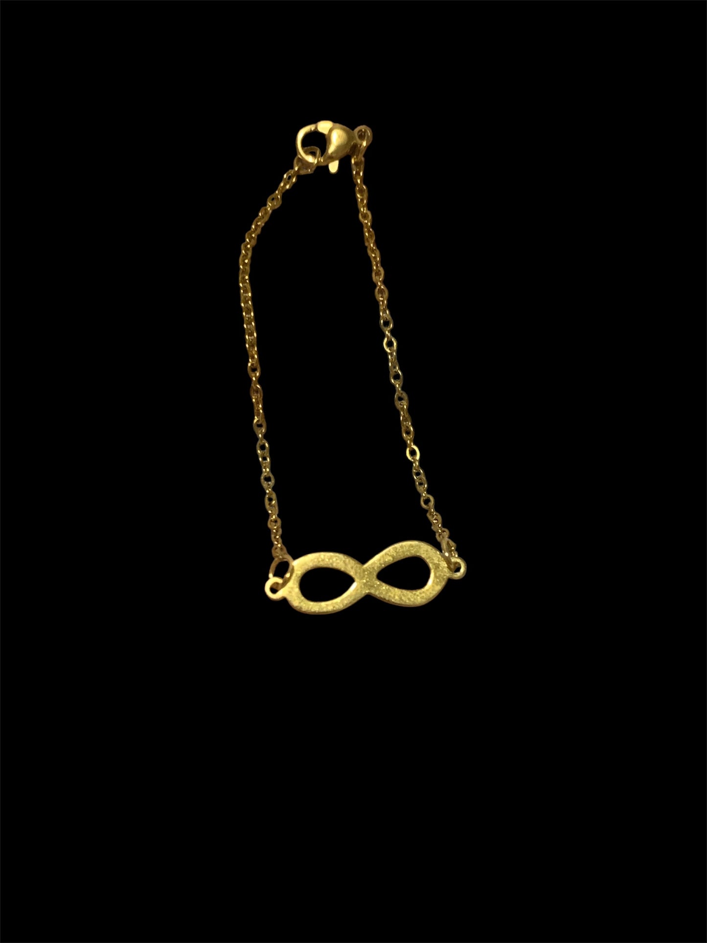 Pulsera oro infinito en fondo negro