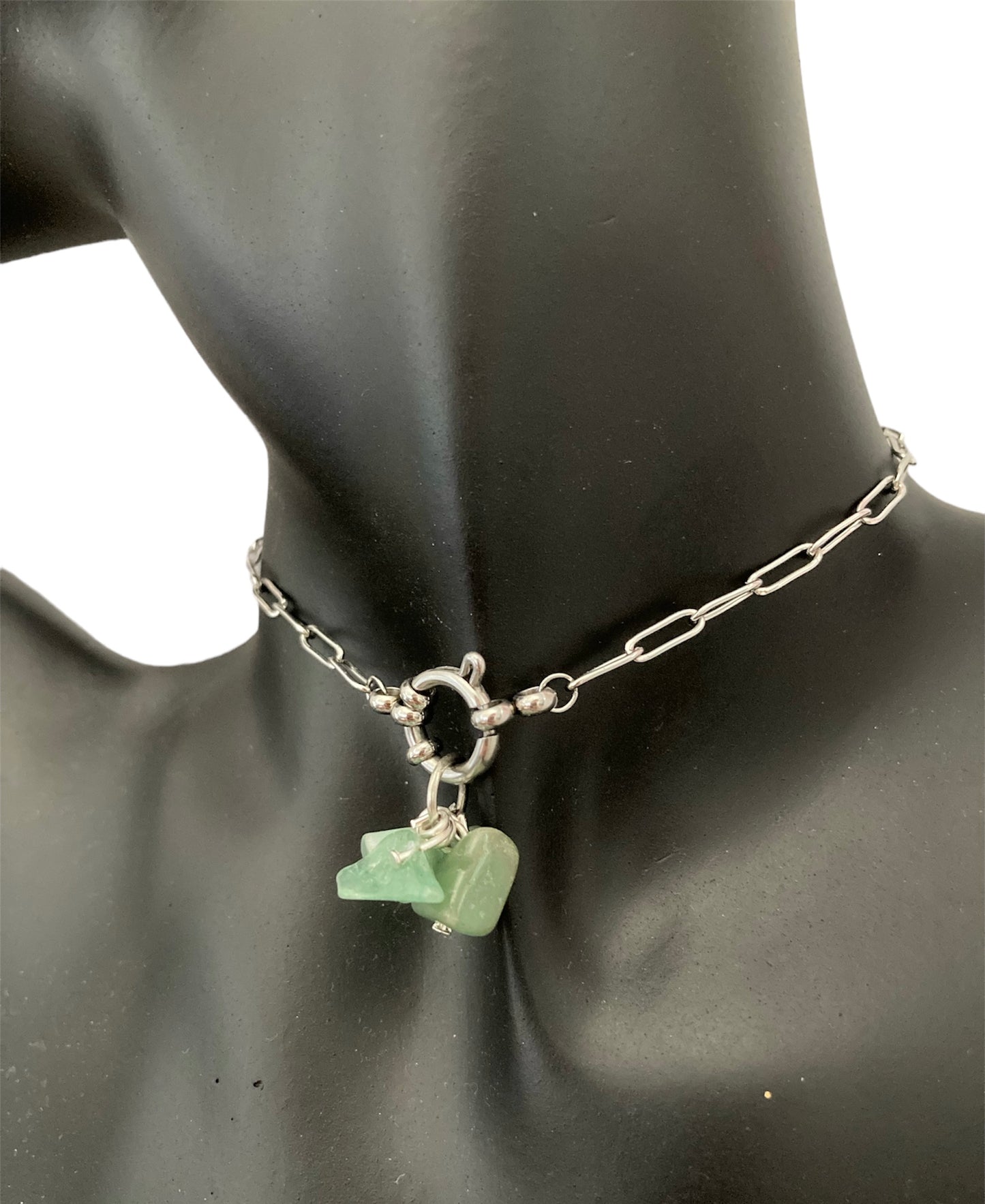 Gargantilla Salem Bisutería con piedra de jade cerca