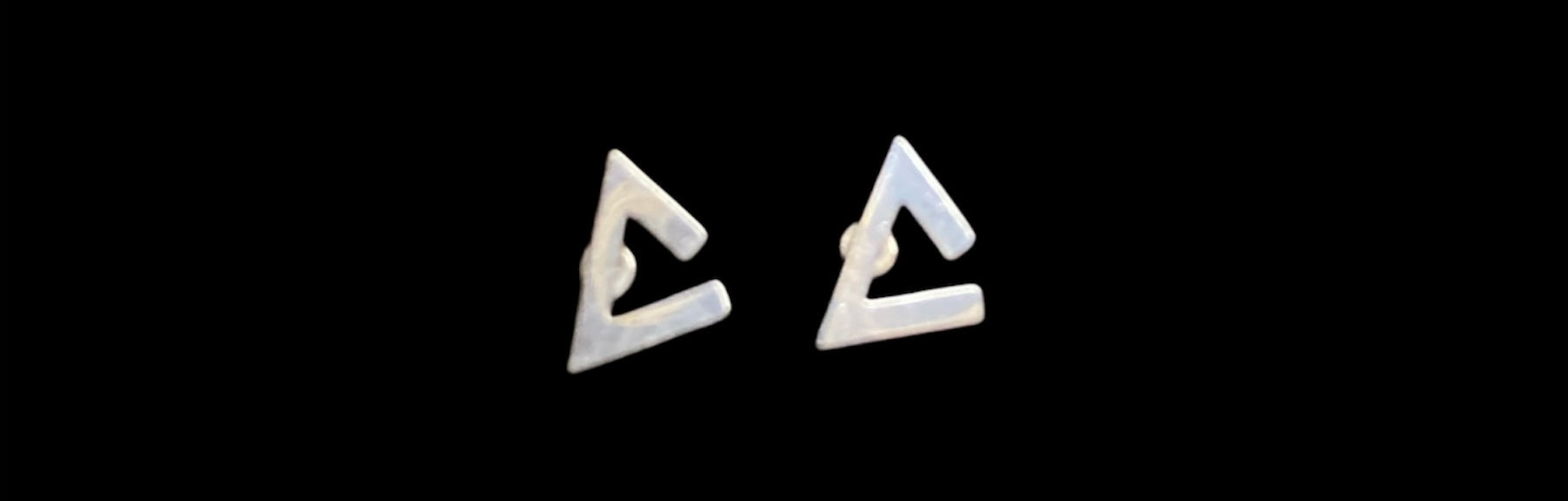 Mini pendientes de acero inoxidable con cierre de rosca triangulo