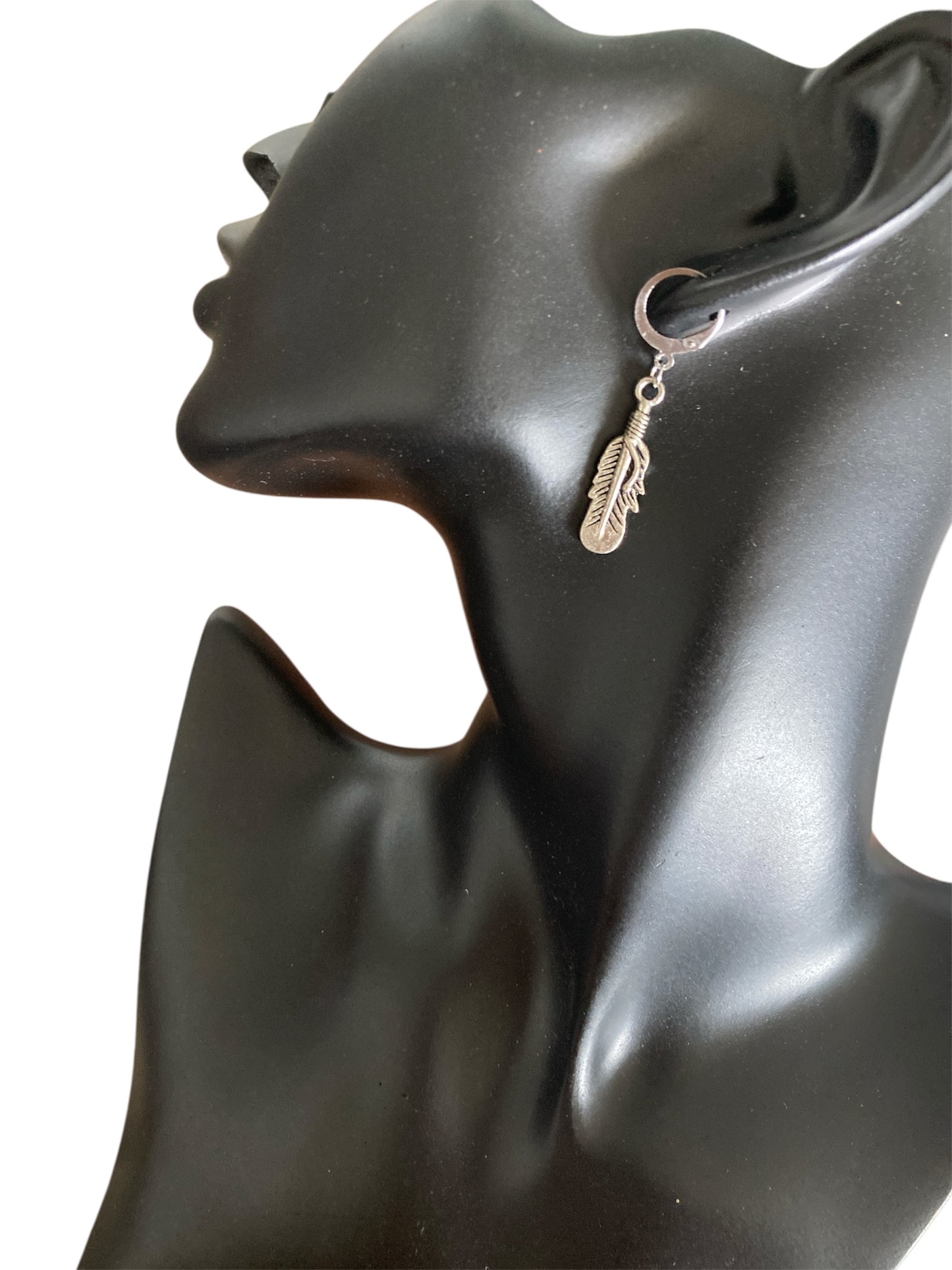 Pendientes aros de pluma expuesto