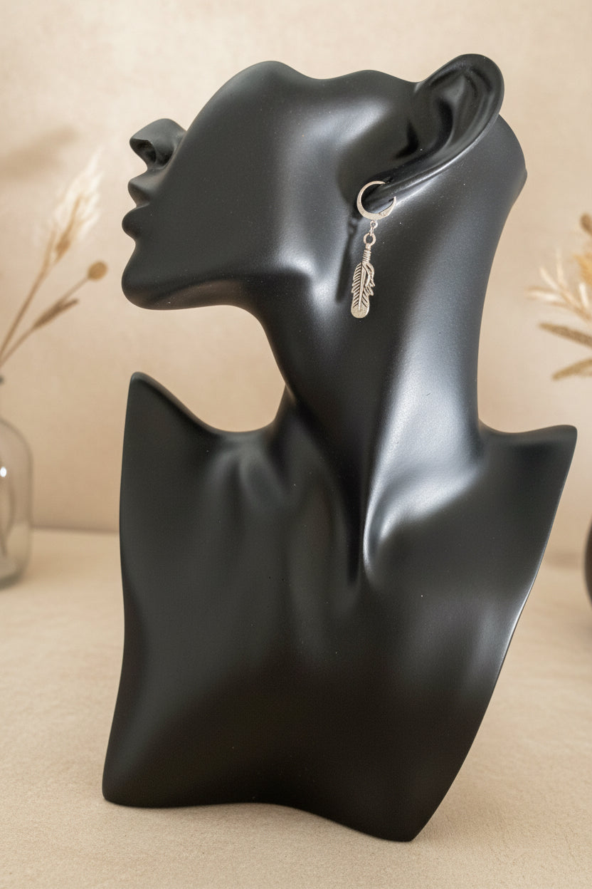 Pendientes aros de pluma expuesto