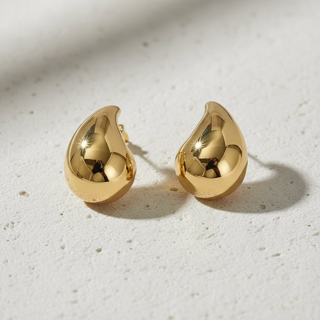 Pendientes de acero inoxidable con forma de gota de lluvia oro cerca