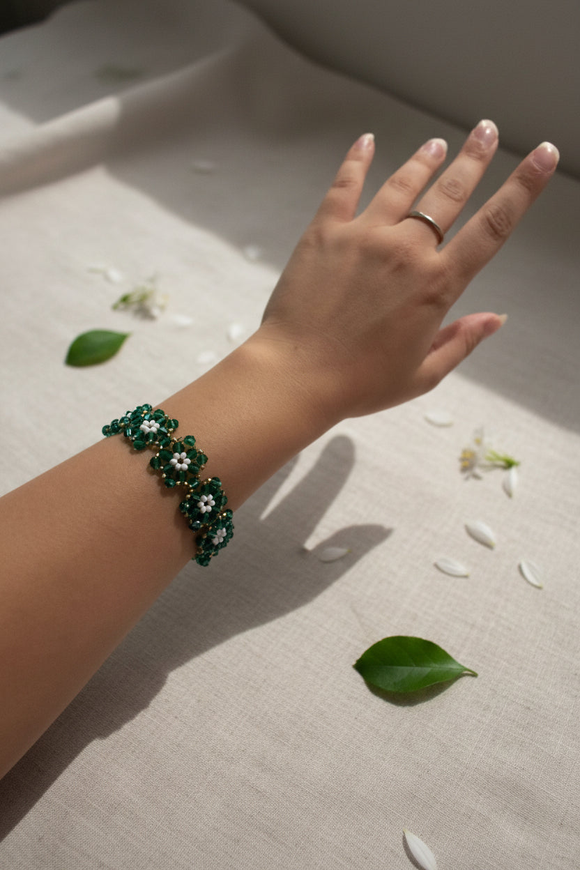 Pulsera Copa de Nieve cuentas blancas estilo invernal artesanal