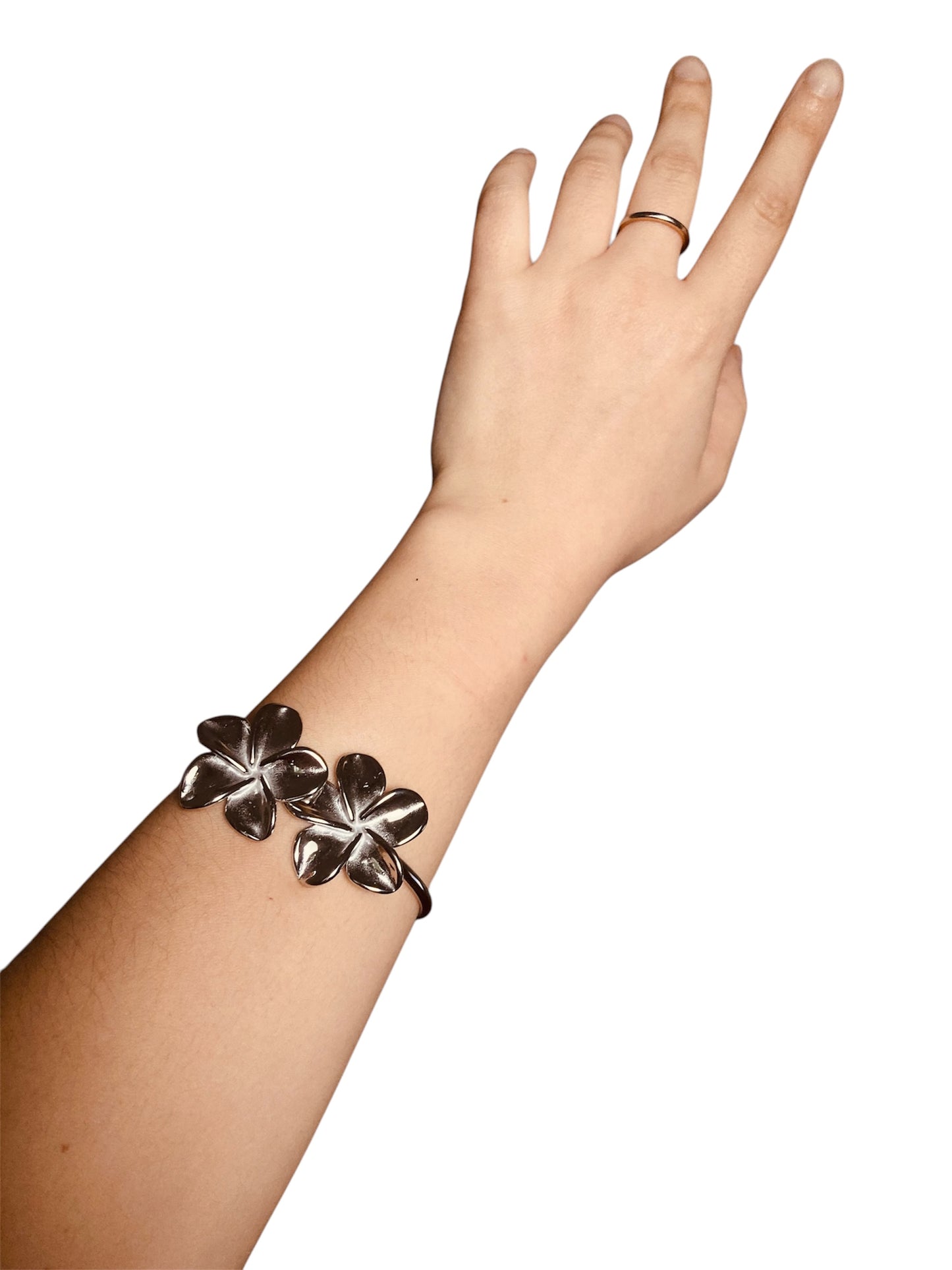 Pulsera Florentina en acero inoxidable con diseño floral elegante Salem Bisutería
plata puesto lejos