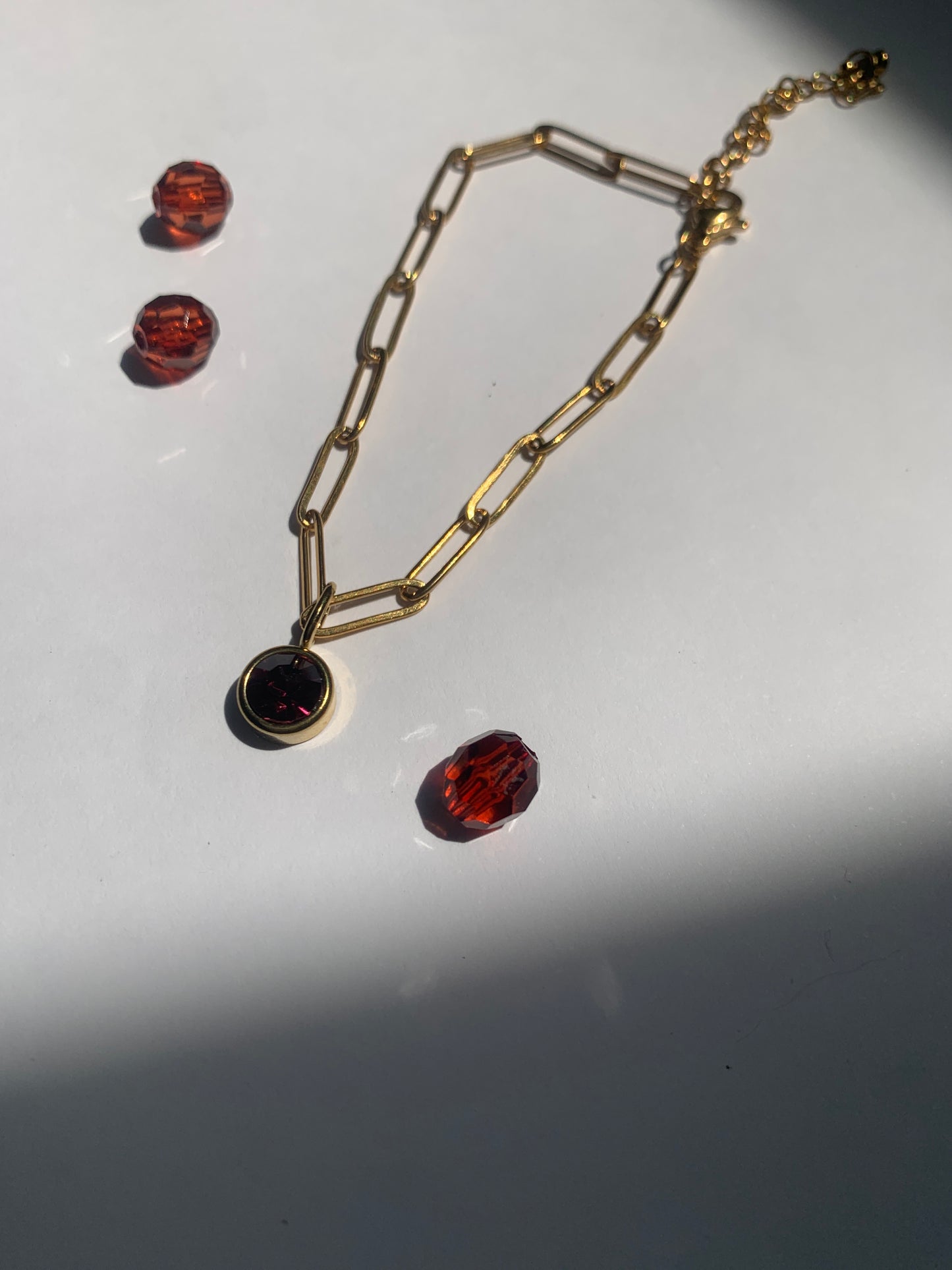 Pulsera con Colgantes Brillantes en Acero Inoxidable de oro granate