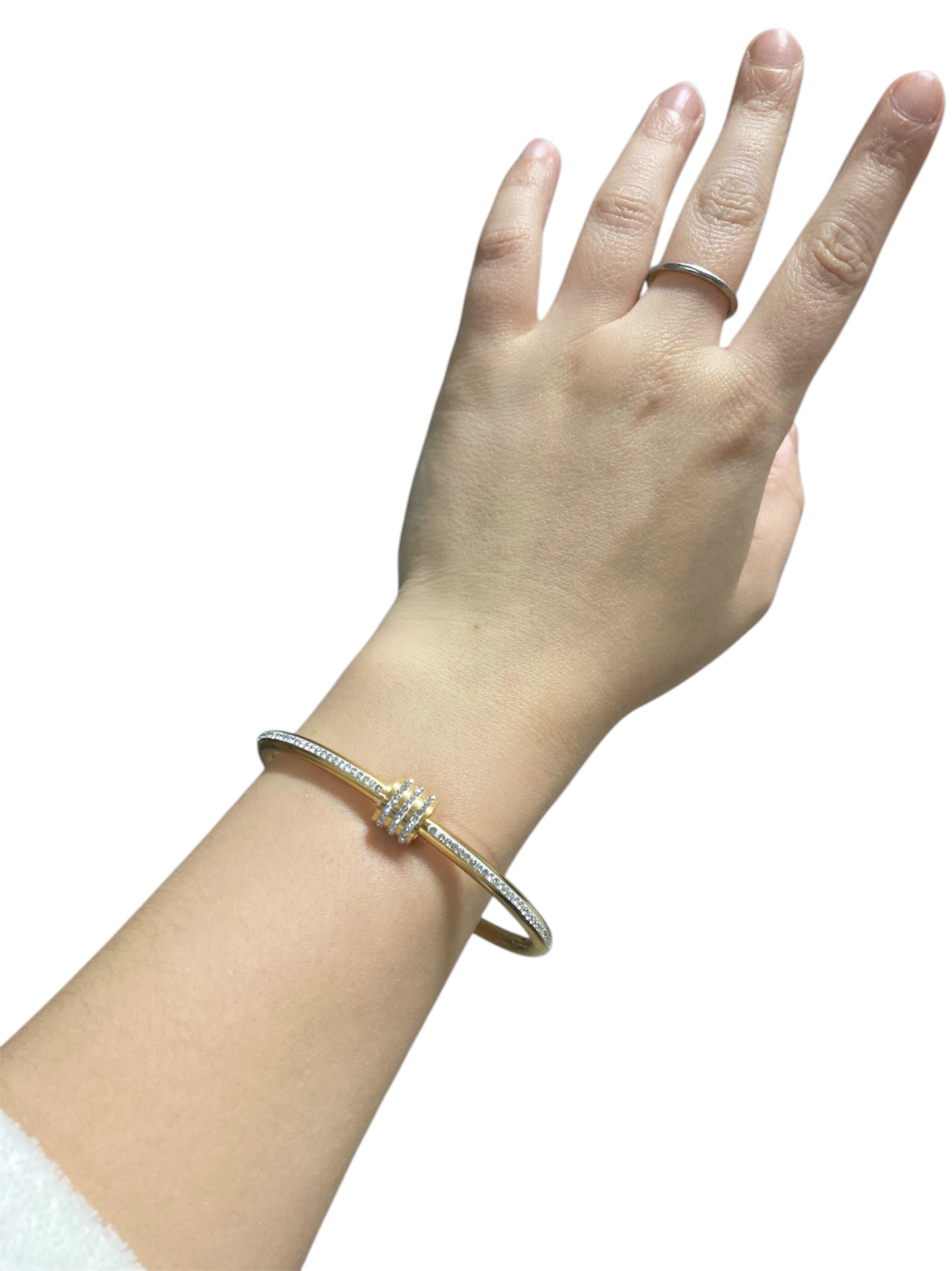 Pulsera ovalada de acero inoxidable oro puesto