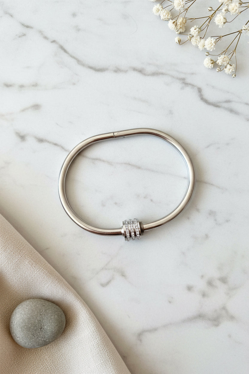 Pulsera ovalada de acero inoxidable plata cerrado desde arriba