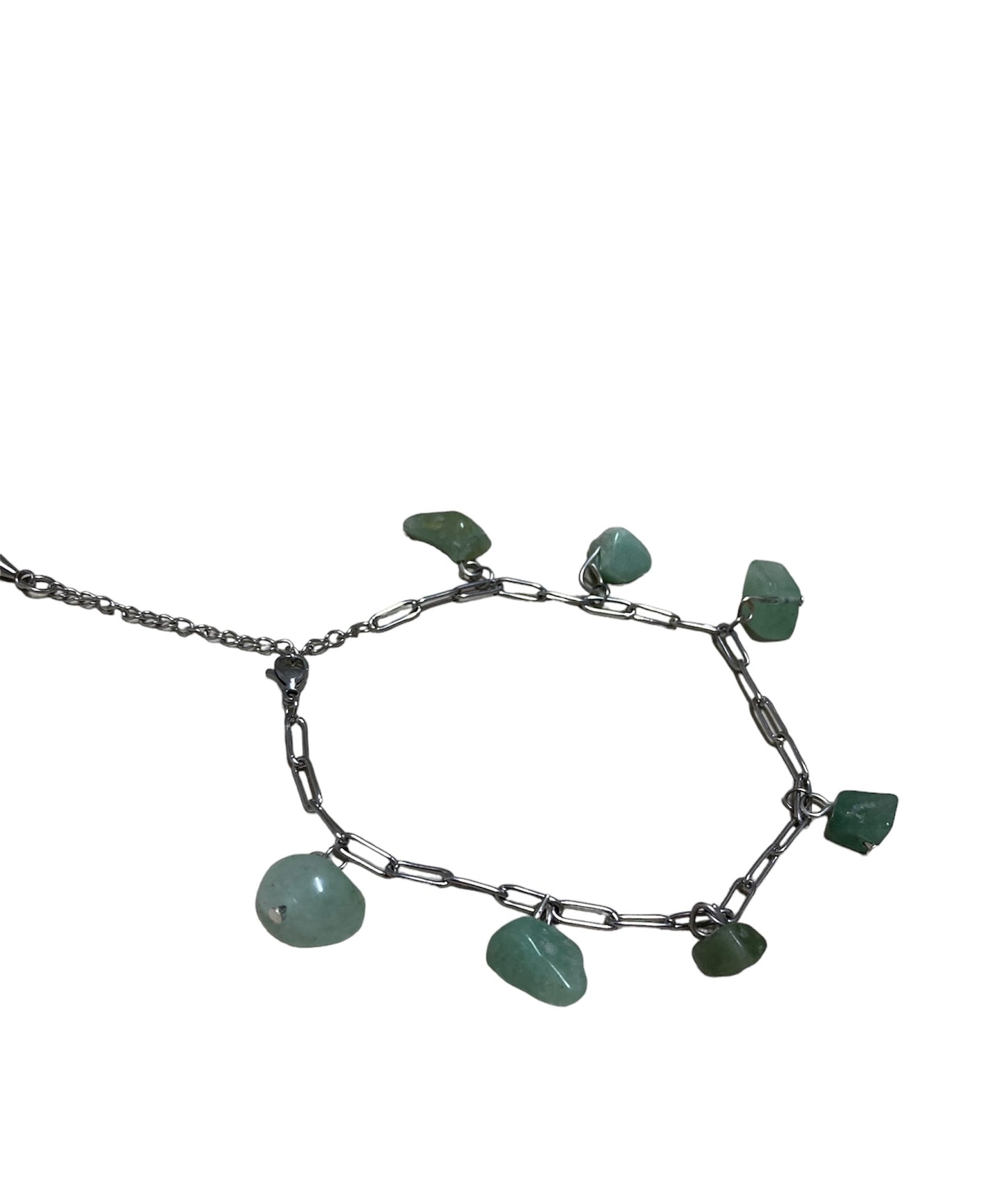Tobillera artesanal con cuentas de jade natural. Diseño elegante, fresco y ajustable para el verano. ¡Compra en Salem Bisutería!